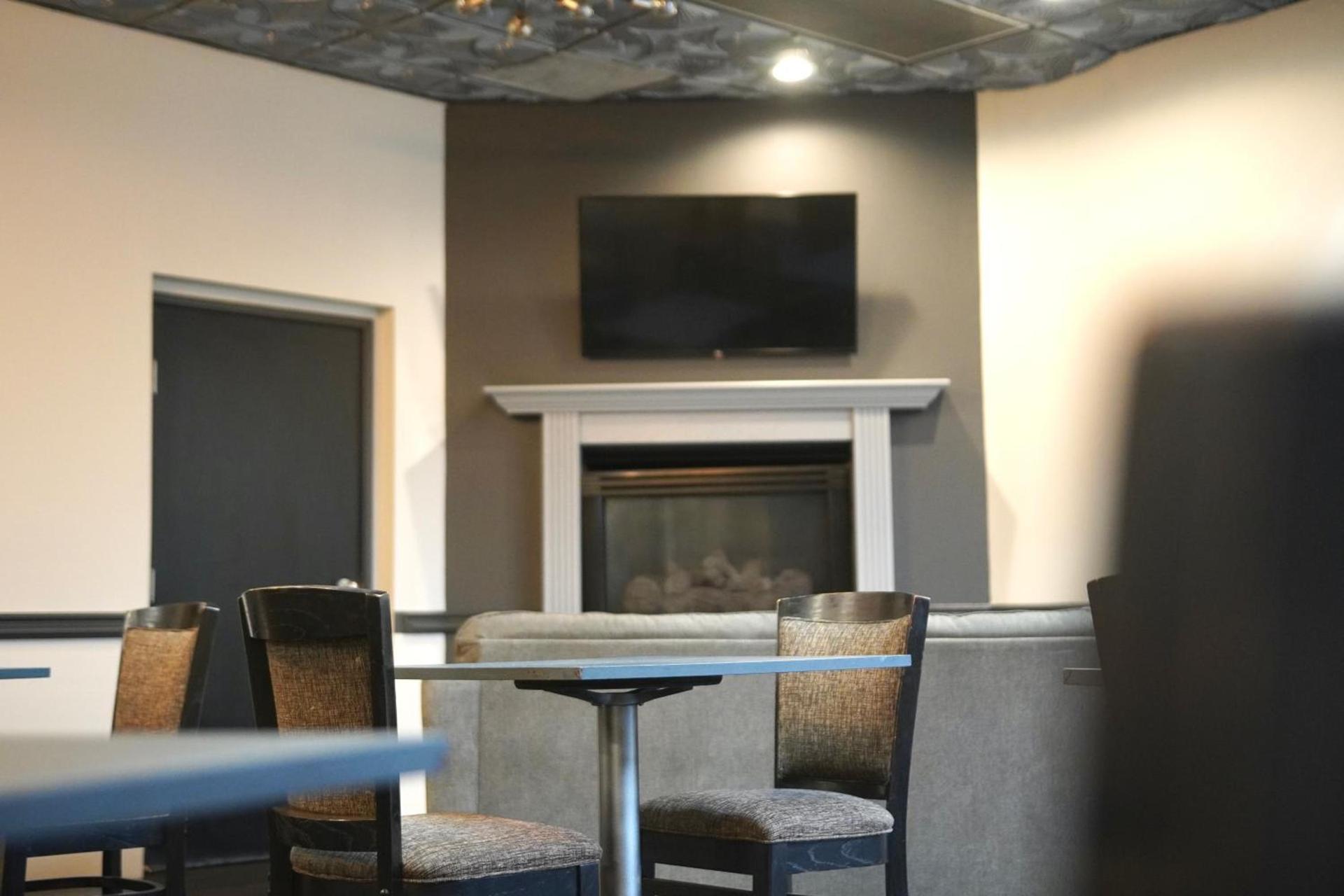 American Inn & Suites photo 17