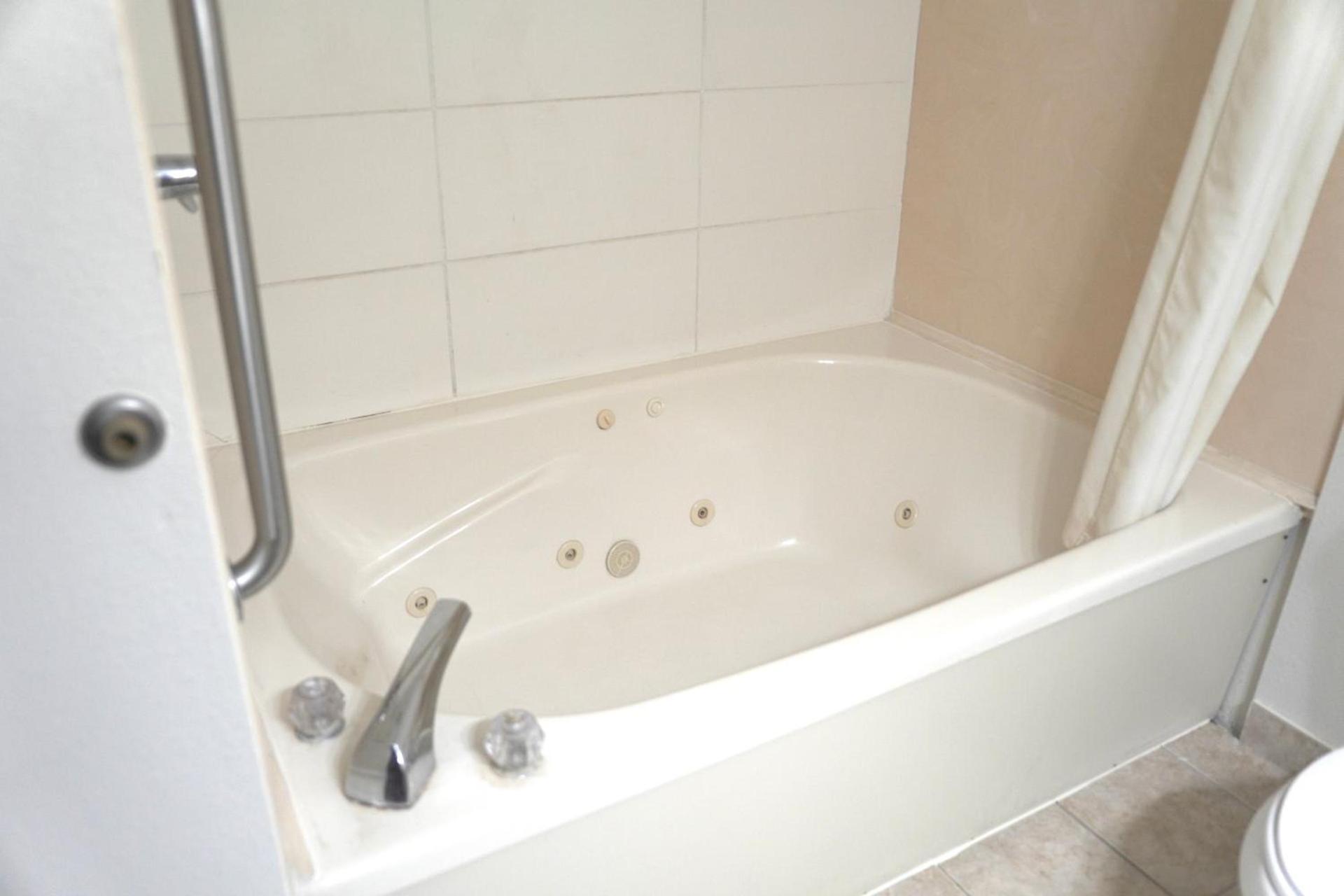 American Inn & Suites photo 26
