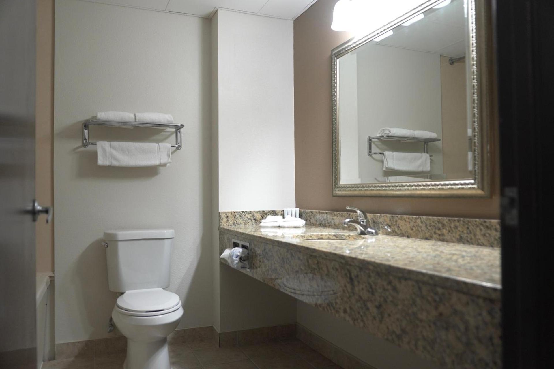 American Inn & Suites photo 27