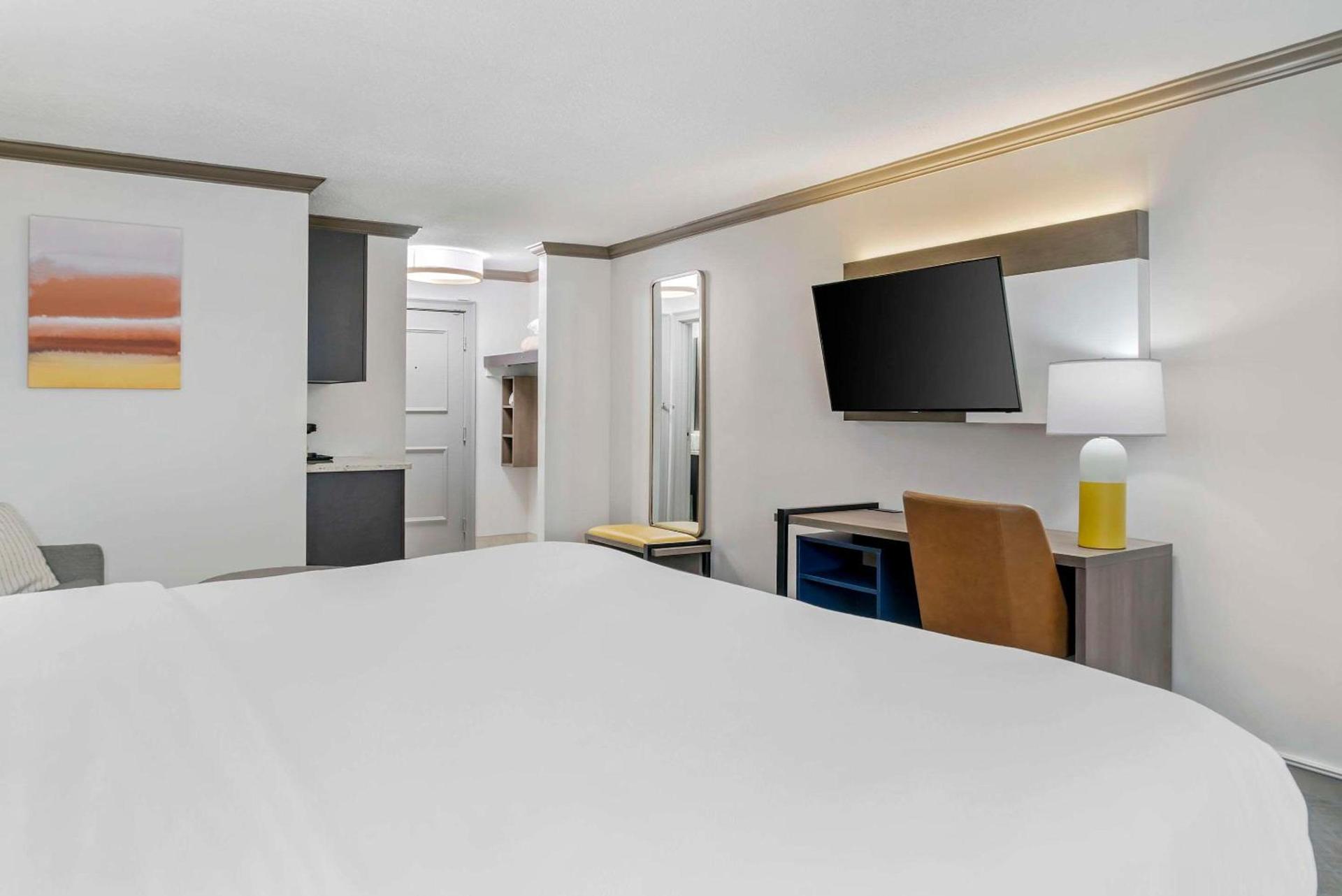 Comfort Inn Plainwell photo 16