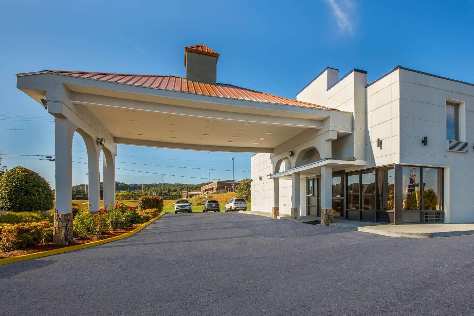 Econo Lodge White Pine Morristown I-81 & I-40 Split photo 2