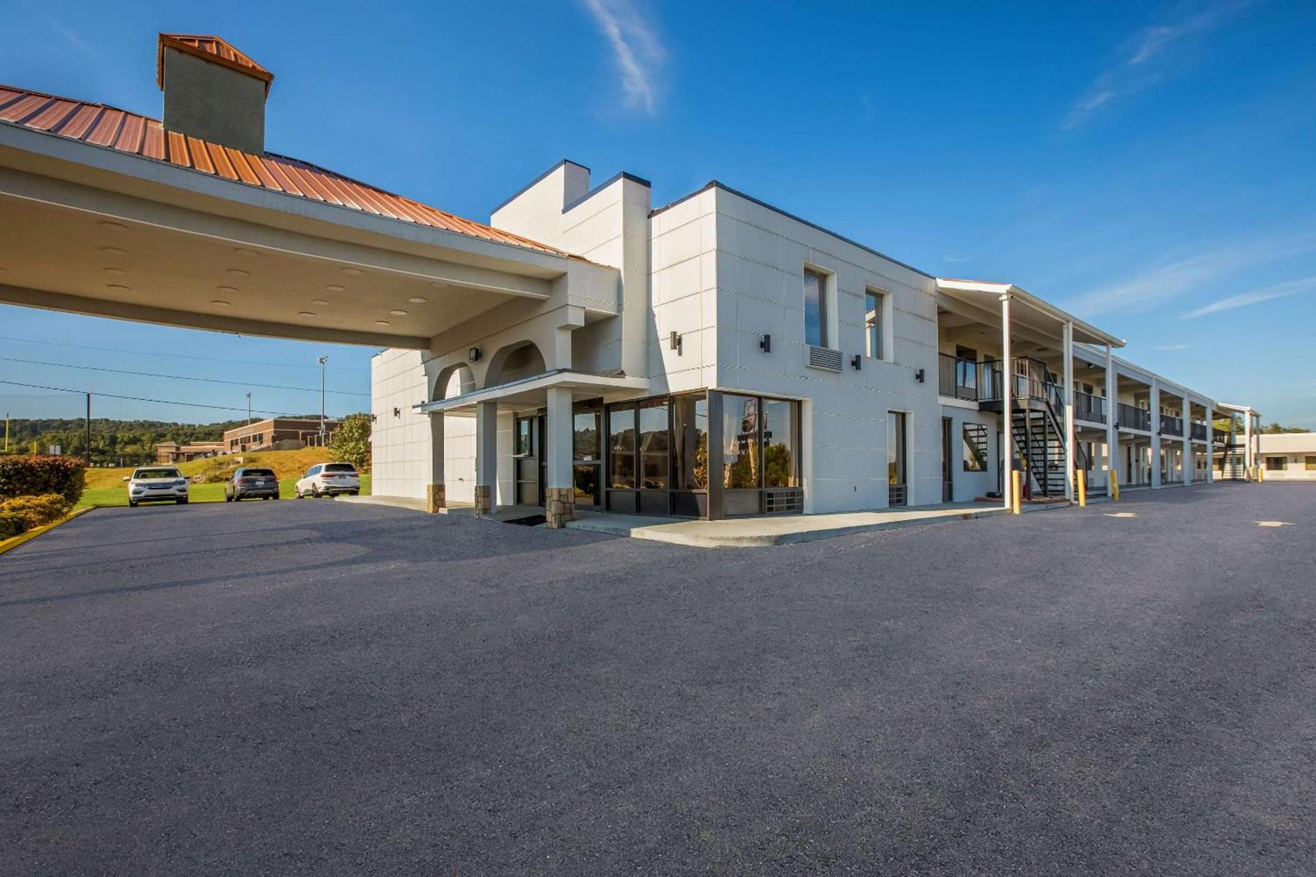 Econo Lodge White Pine Morristown I-81 & I-40 Split photo 3