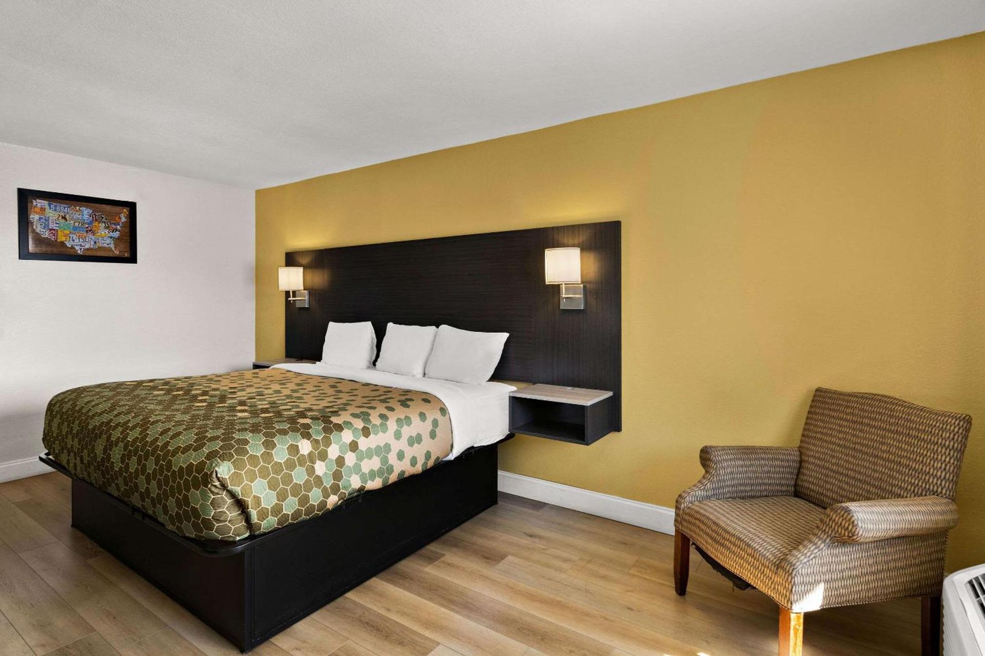 Econo Lodge White Pine Morristown I-81 & I-40 Split photo 6
