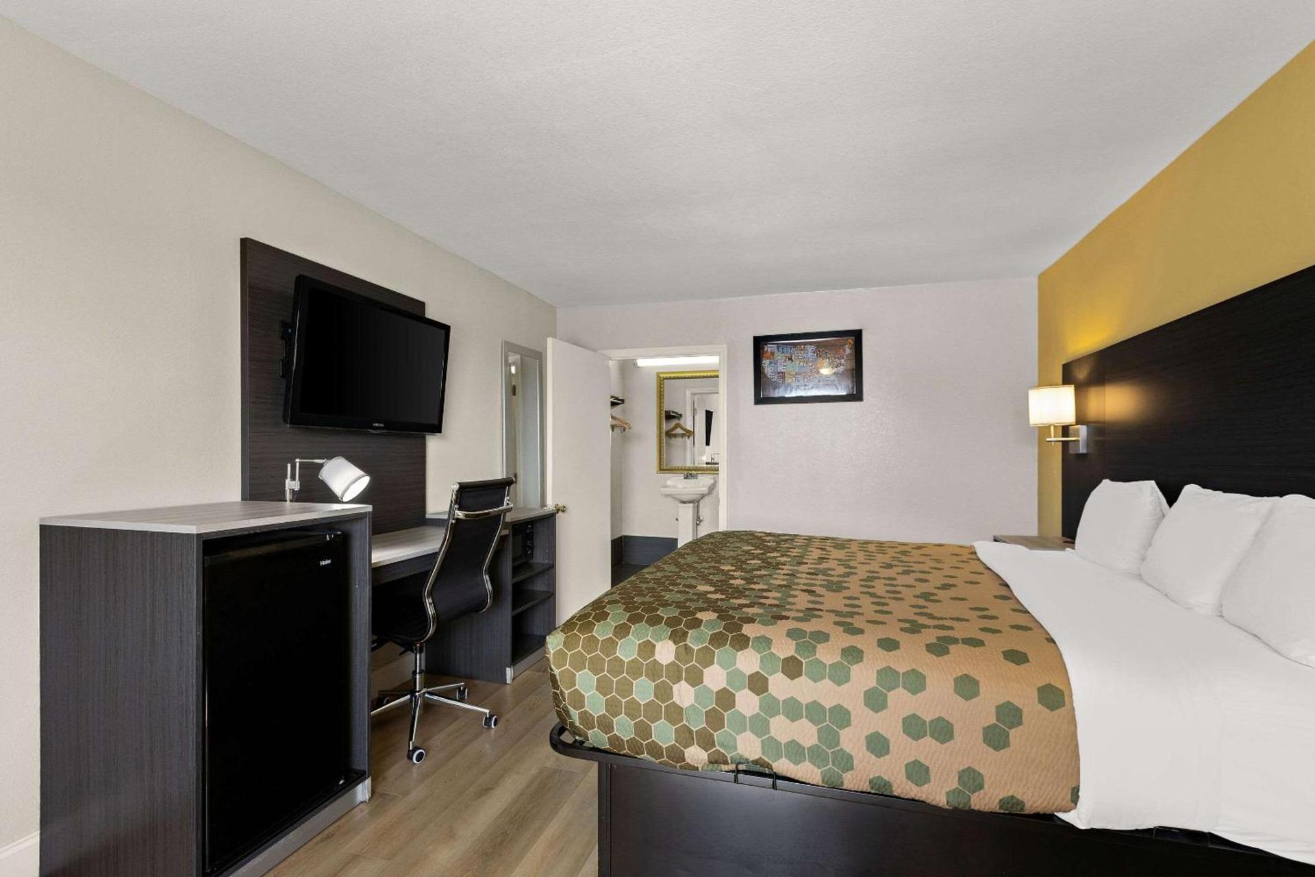 Econo Lodge White Pine Morristown I-81 & I-40 Split photo 7
