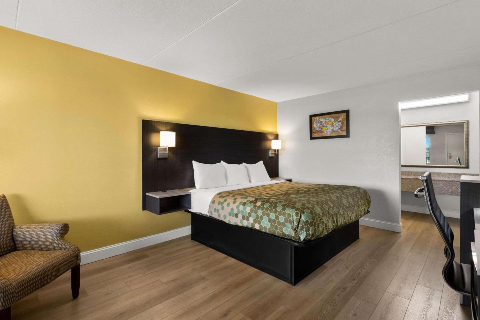 Econo Lodge White Pine Morristown I-81 & I-40 Split photo 10