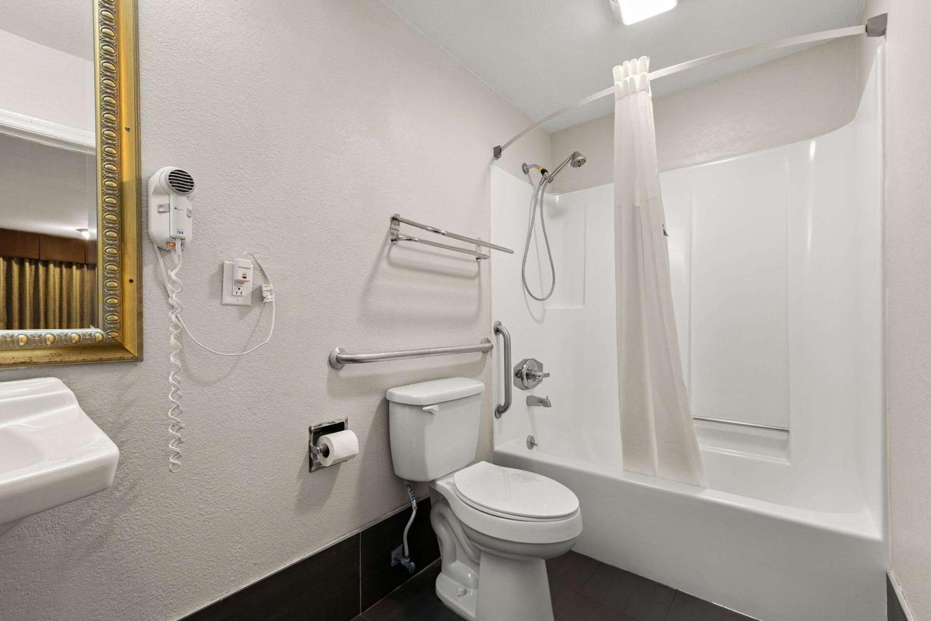 Econo Lodge White Pine Morristown I-81 & I-40 Split photo 9