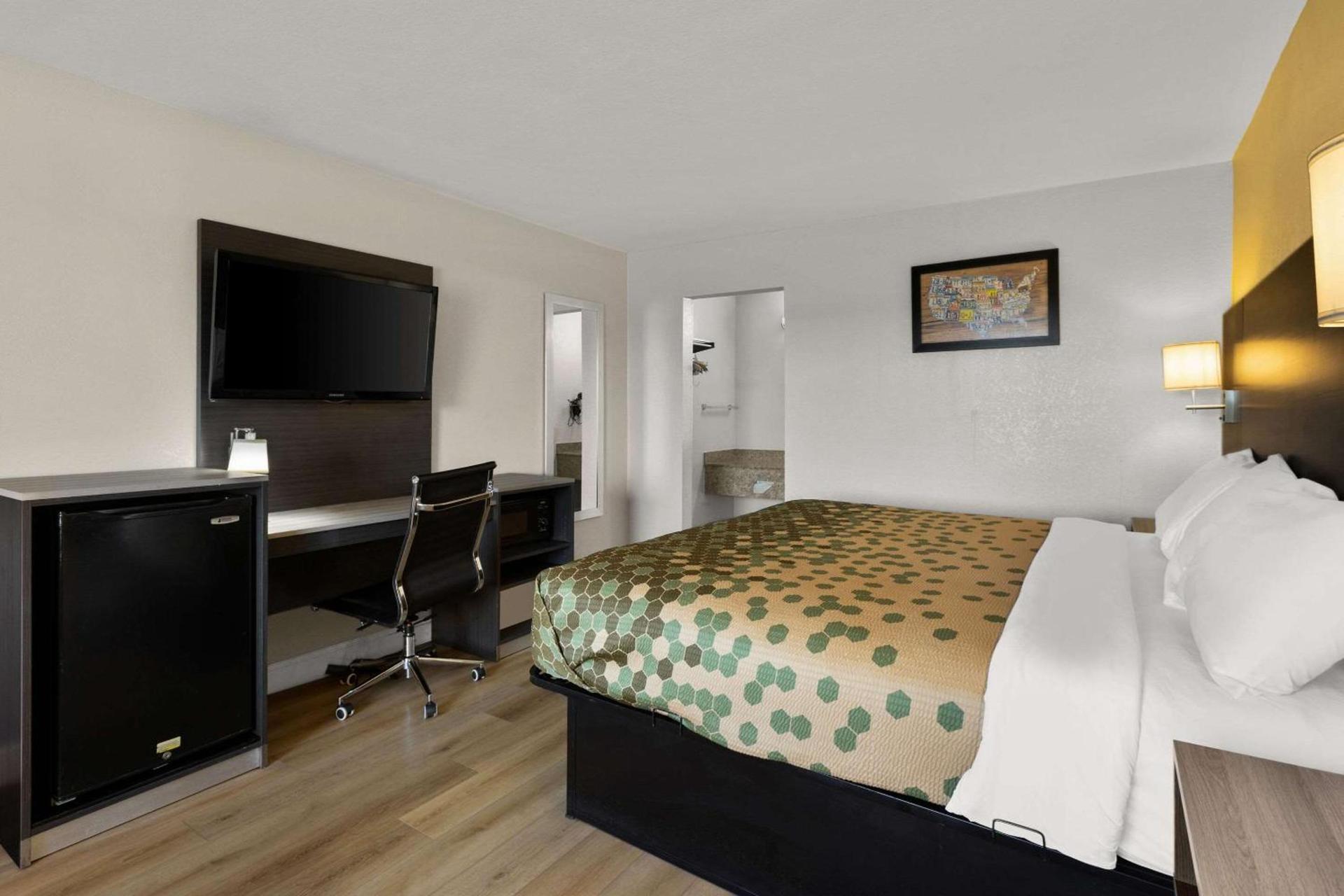 Econo Lodge White Pine Morristown I-81 & I-40 Split photo 16