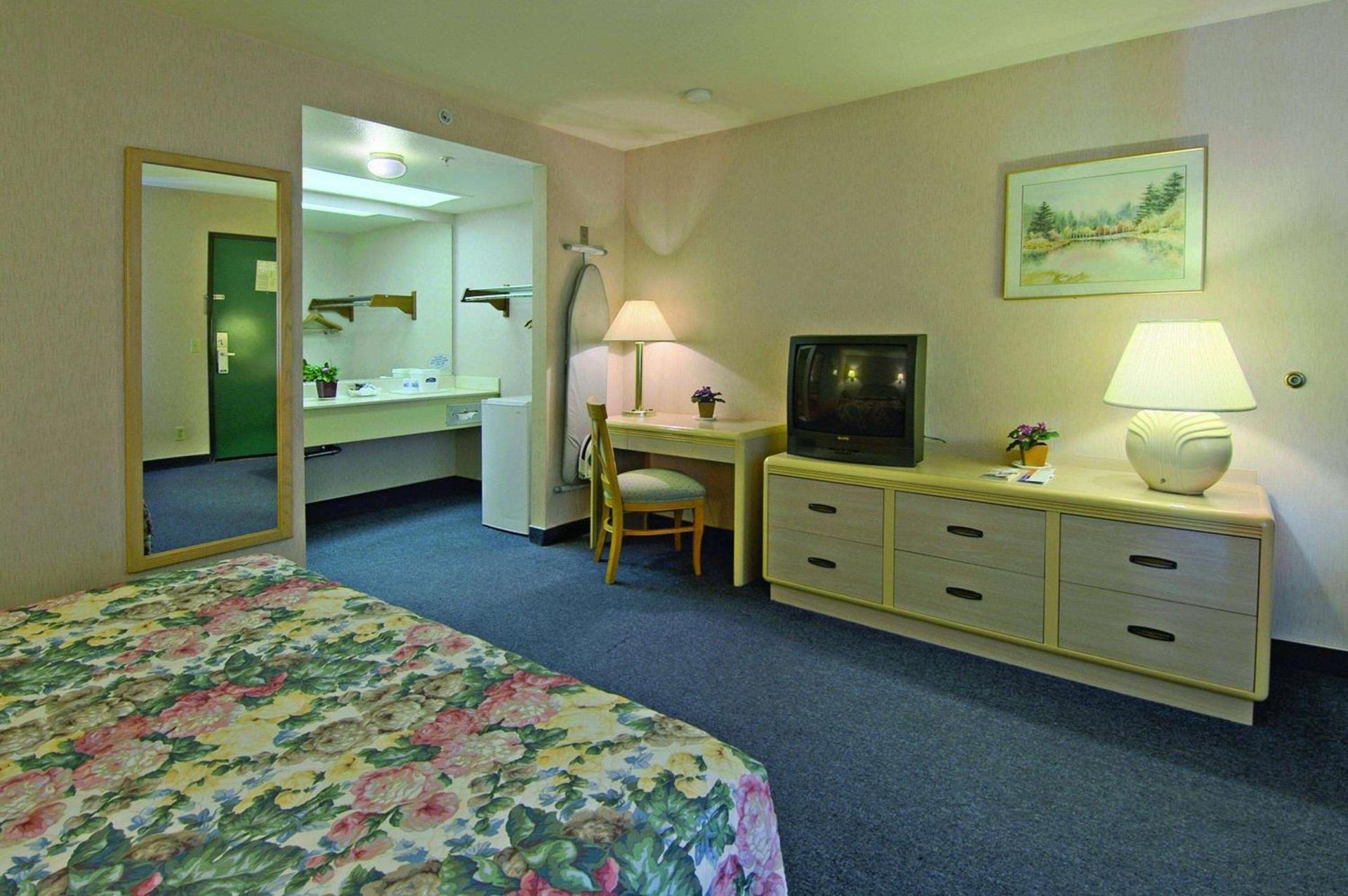 Howard Johnson by Wyndham Norco photo 11