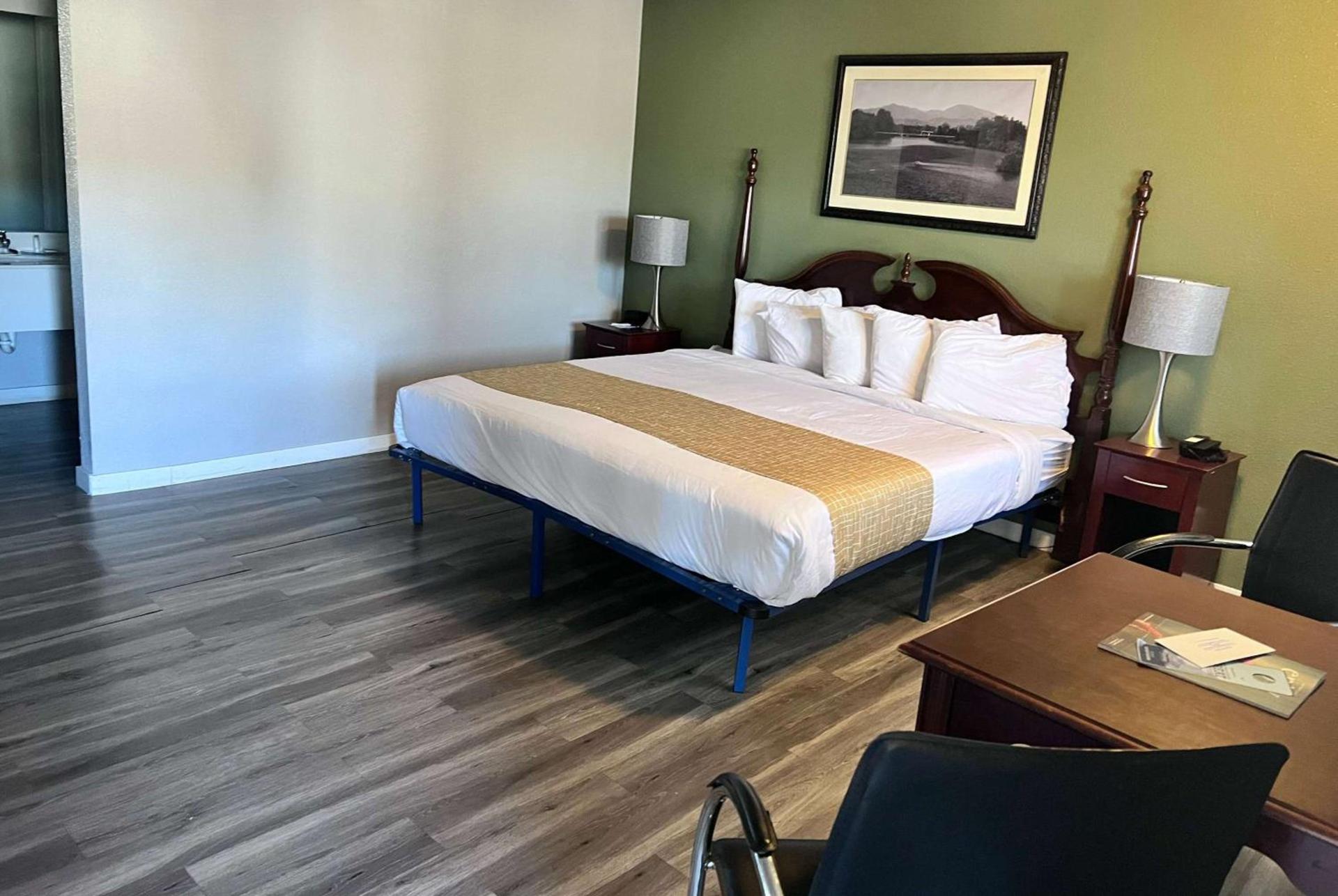 Travelodge by Wyndham Redding CA photo 4