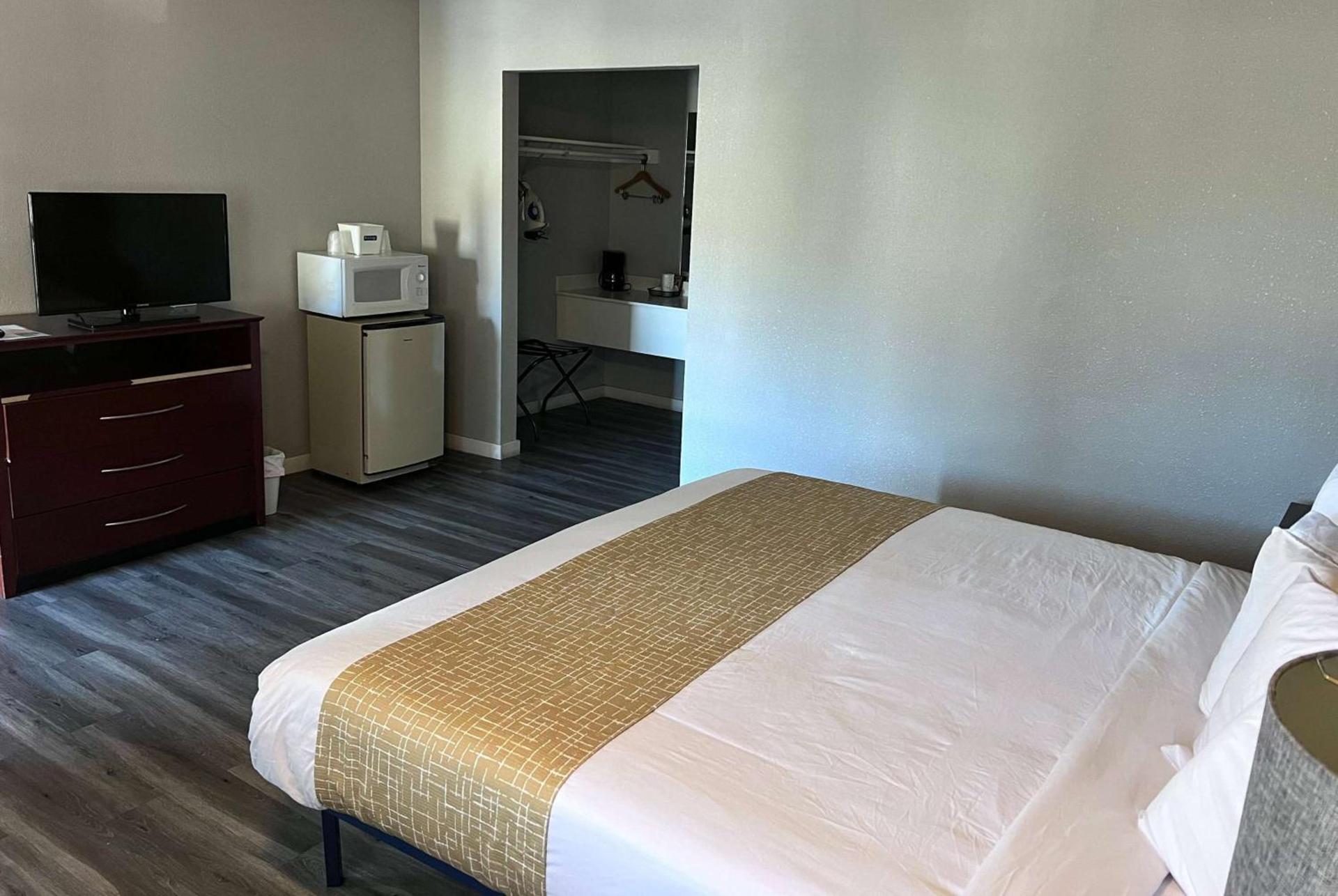 Travelodge by Wyndham Redding CA photo 3