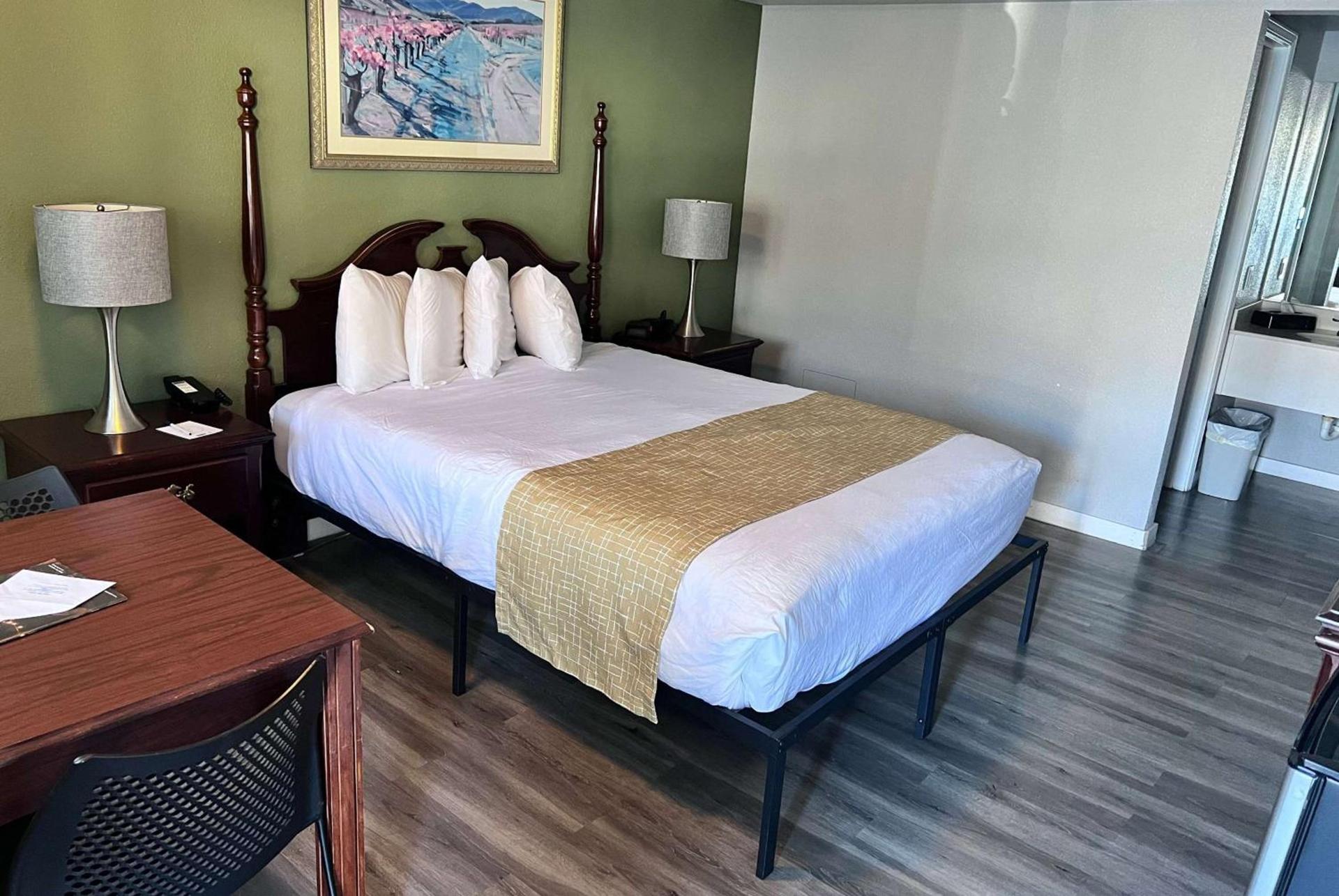 Travelodge by Wyndham Redding CA photo 7
