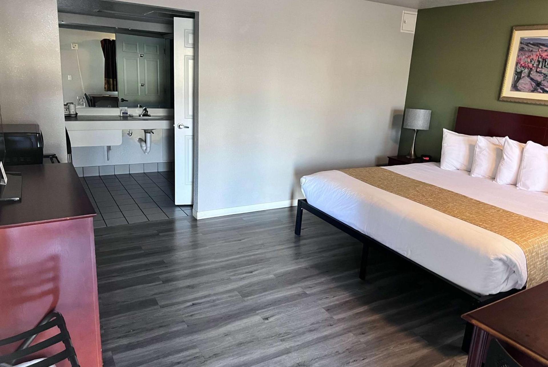Travelodge by Wyndham Redding CA photo 8