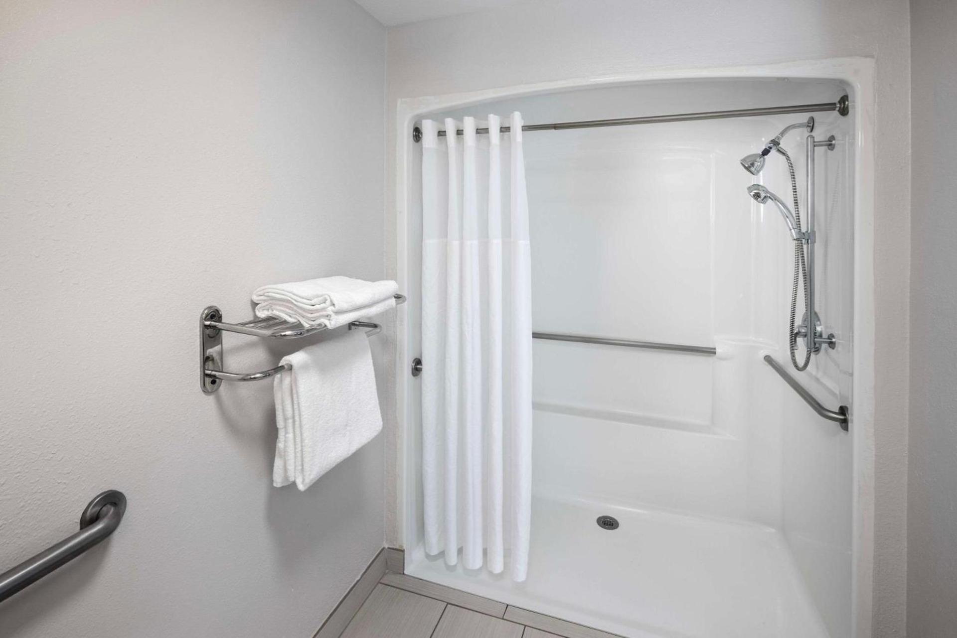 Clarion Pointe Biltmore Village photo 17