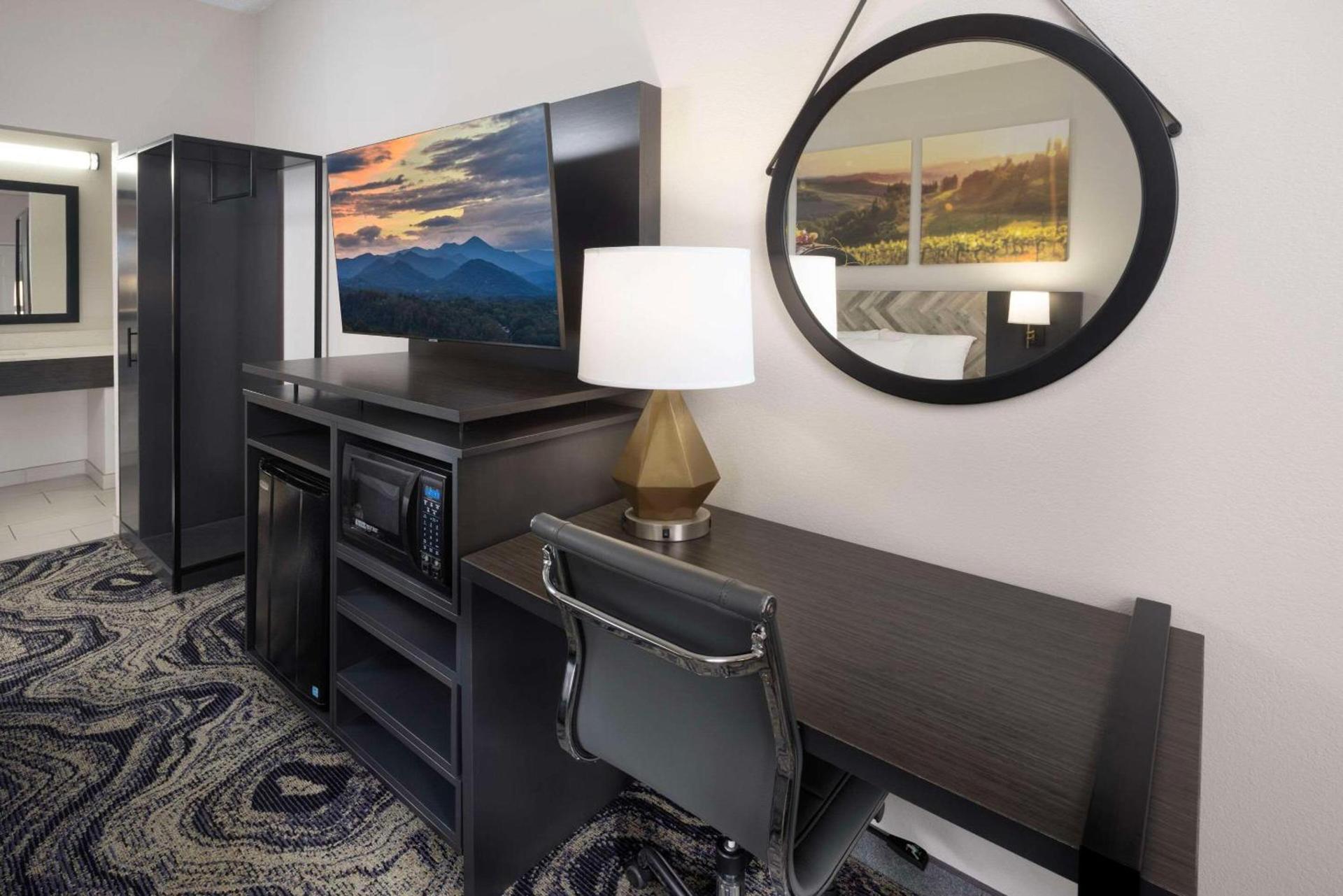 Clarion Pointe Biltmore Village photo 18