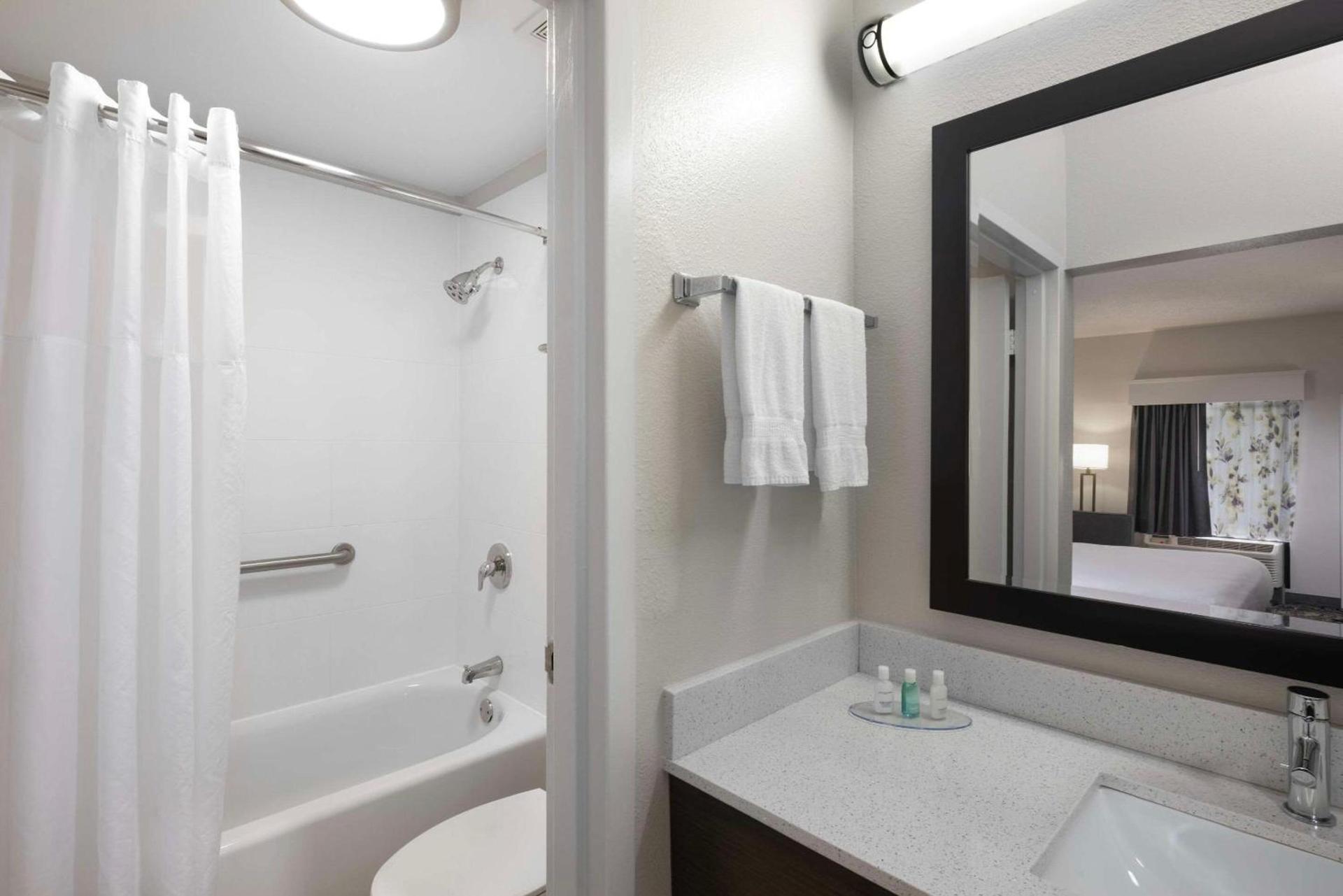 Clarion Pointe Biltmore Village photo 19