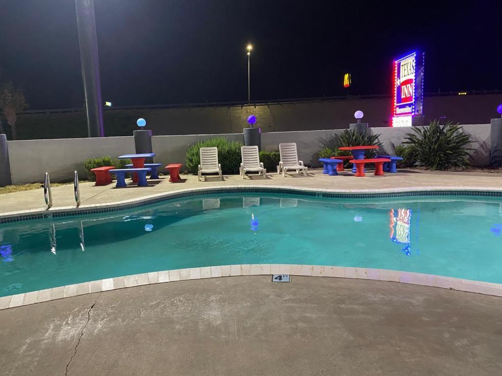 Texas Inn and Suites Raymondville photo 13