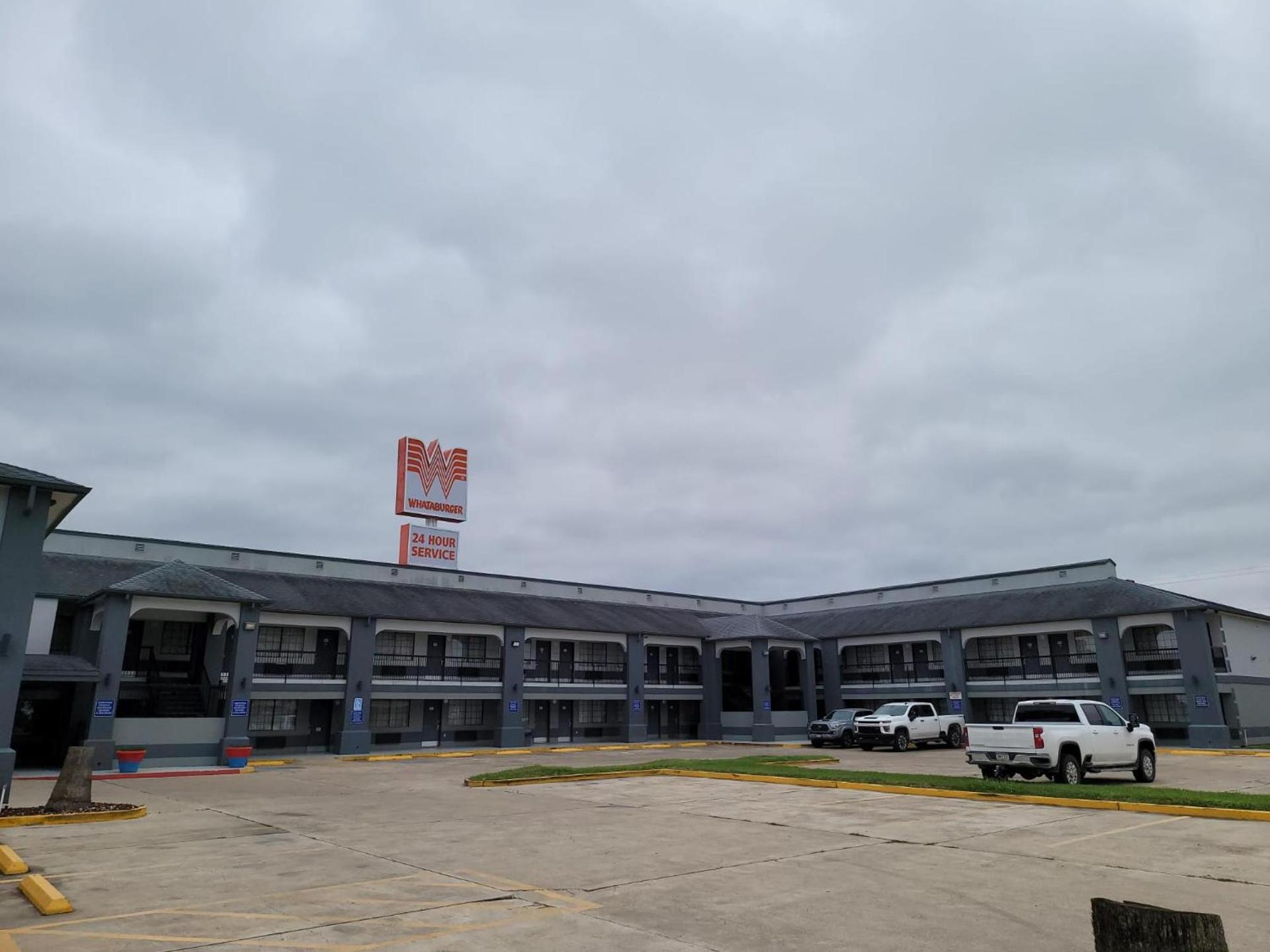 Texas Inn and Suites Raymondville photo 15