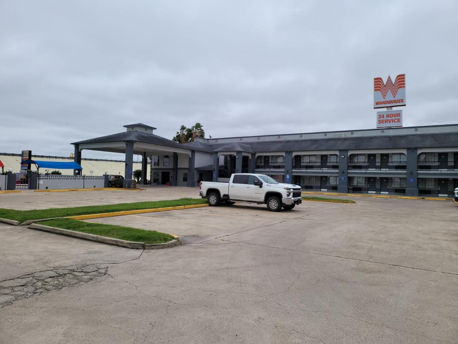 Texas Inn and Suites Raymondville photo 25