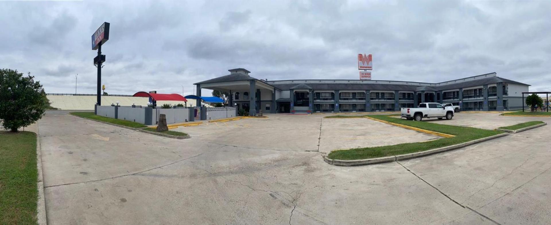 Texas Inn and Suites Raymondville photo 9