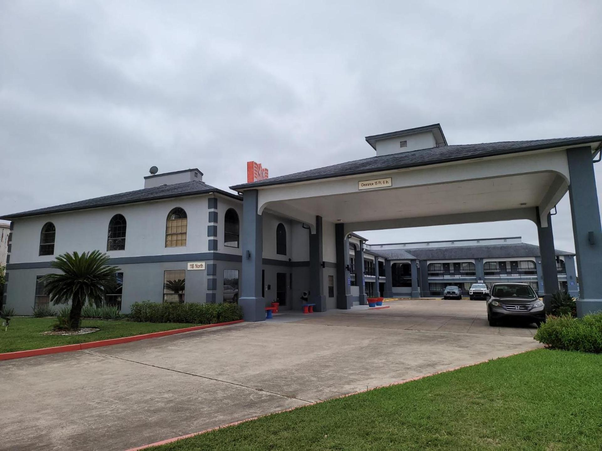 Texas Inn and Suites Raymondville photo 12