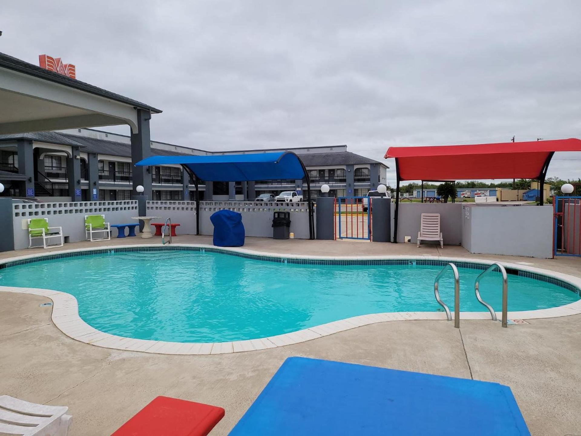 Texas Inn and Suites Raymondville photo 8