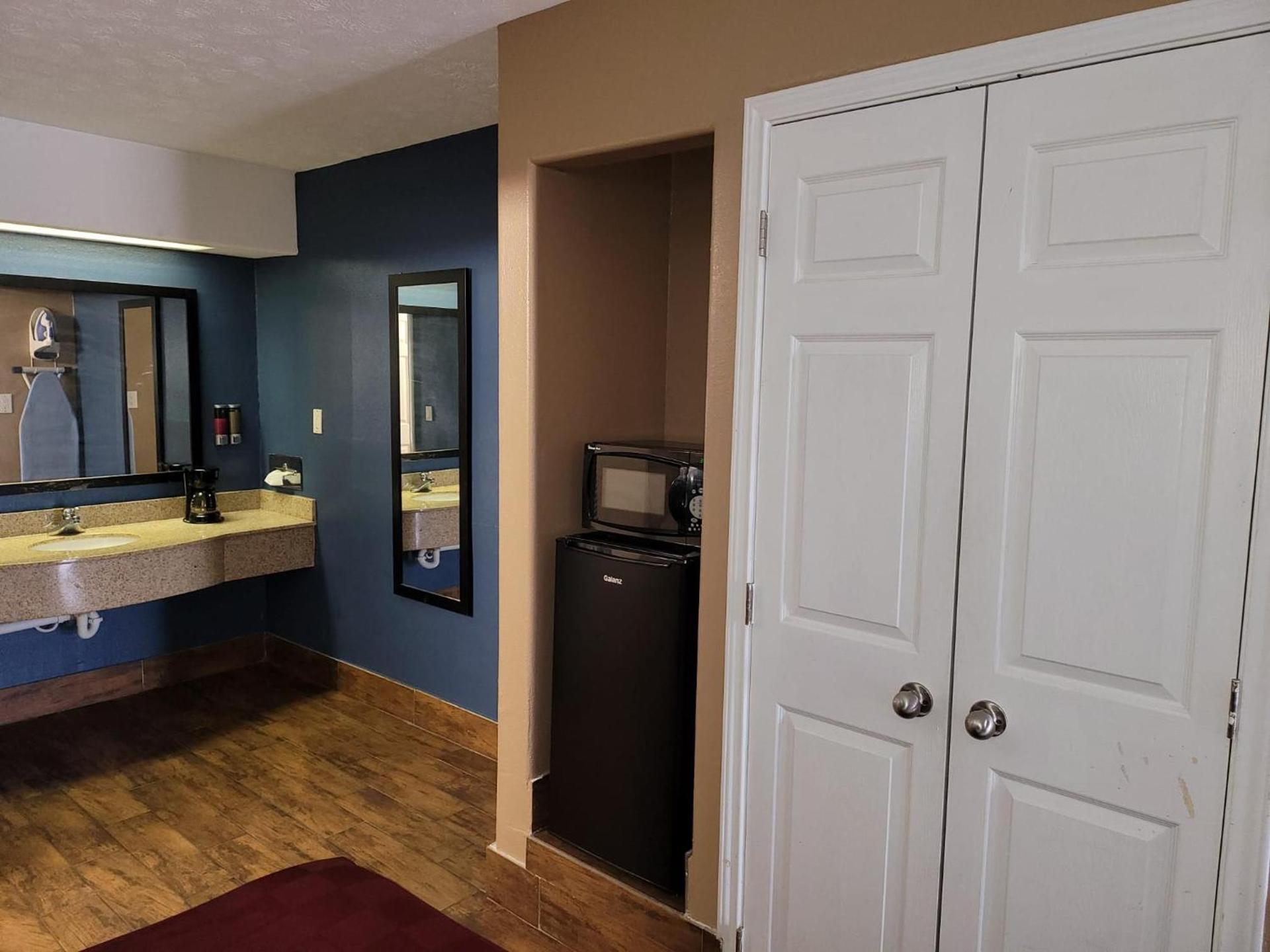 Texas Inn and Suites Raymondville photo 46