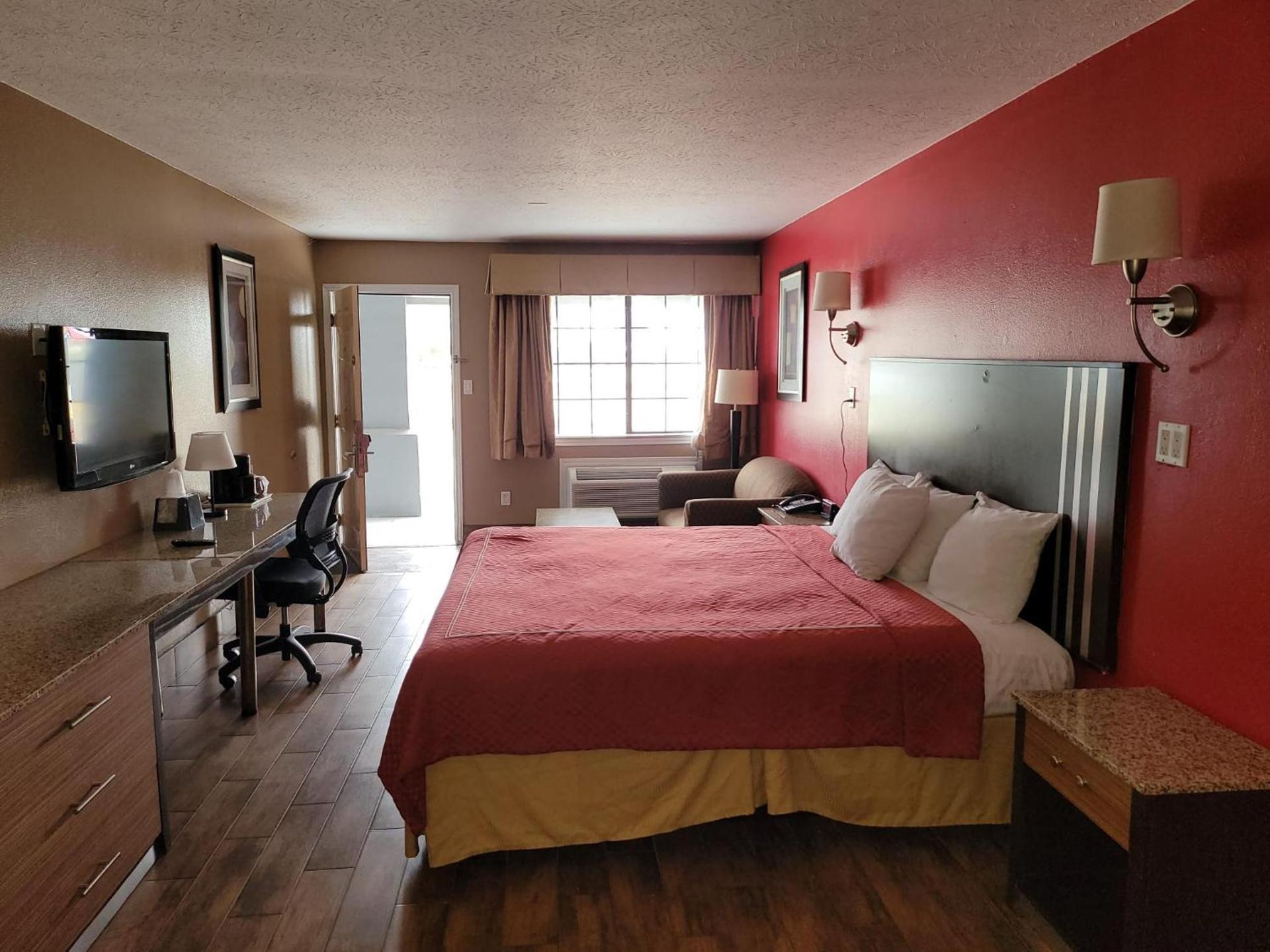 Texas Inn and Suites Raymondville photo 58