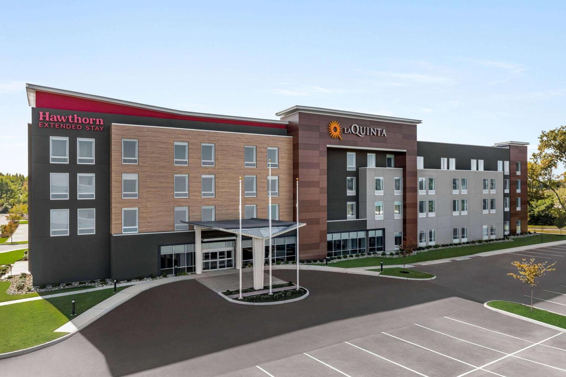 La Quinta Inn & Suites by Wyndham Mount Laurel Moorestown photo 2