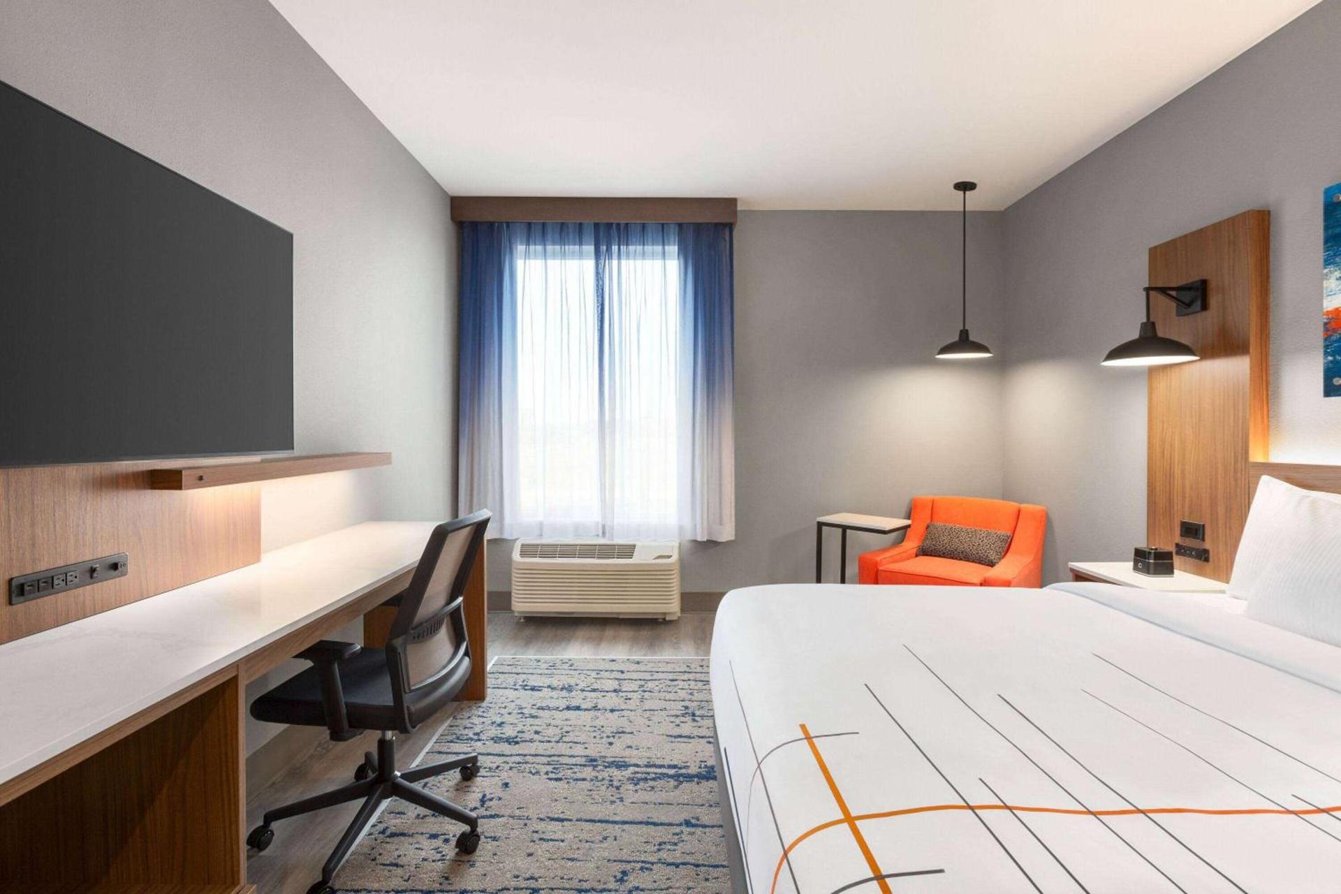 La Quinta Inn & Suites by Wyndham Mount Laurel Moorestown photo 11