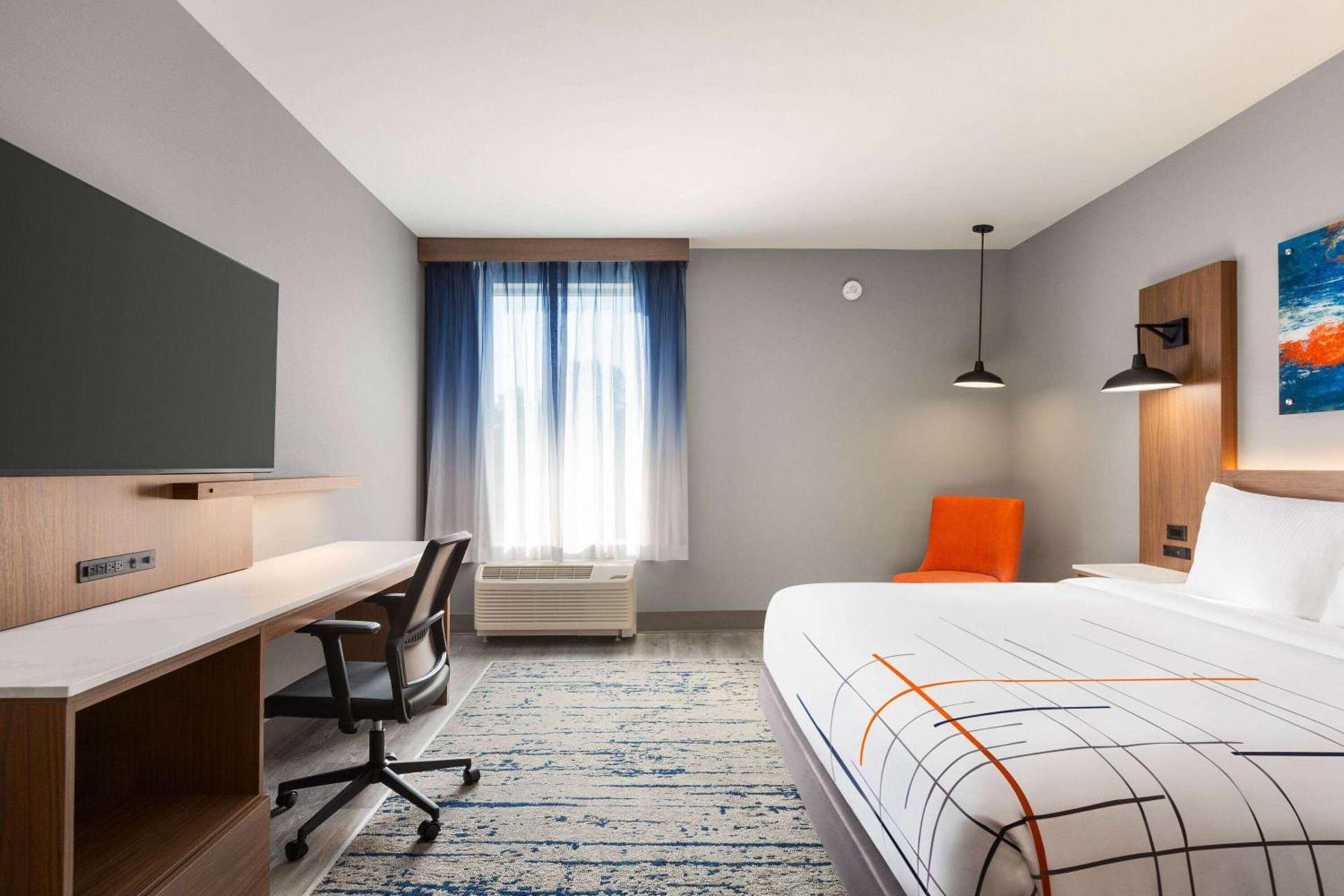 La Quinta Inn & Suites by Wyndham Mount Laurel Moorestown photo 13