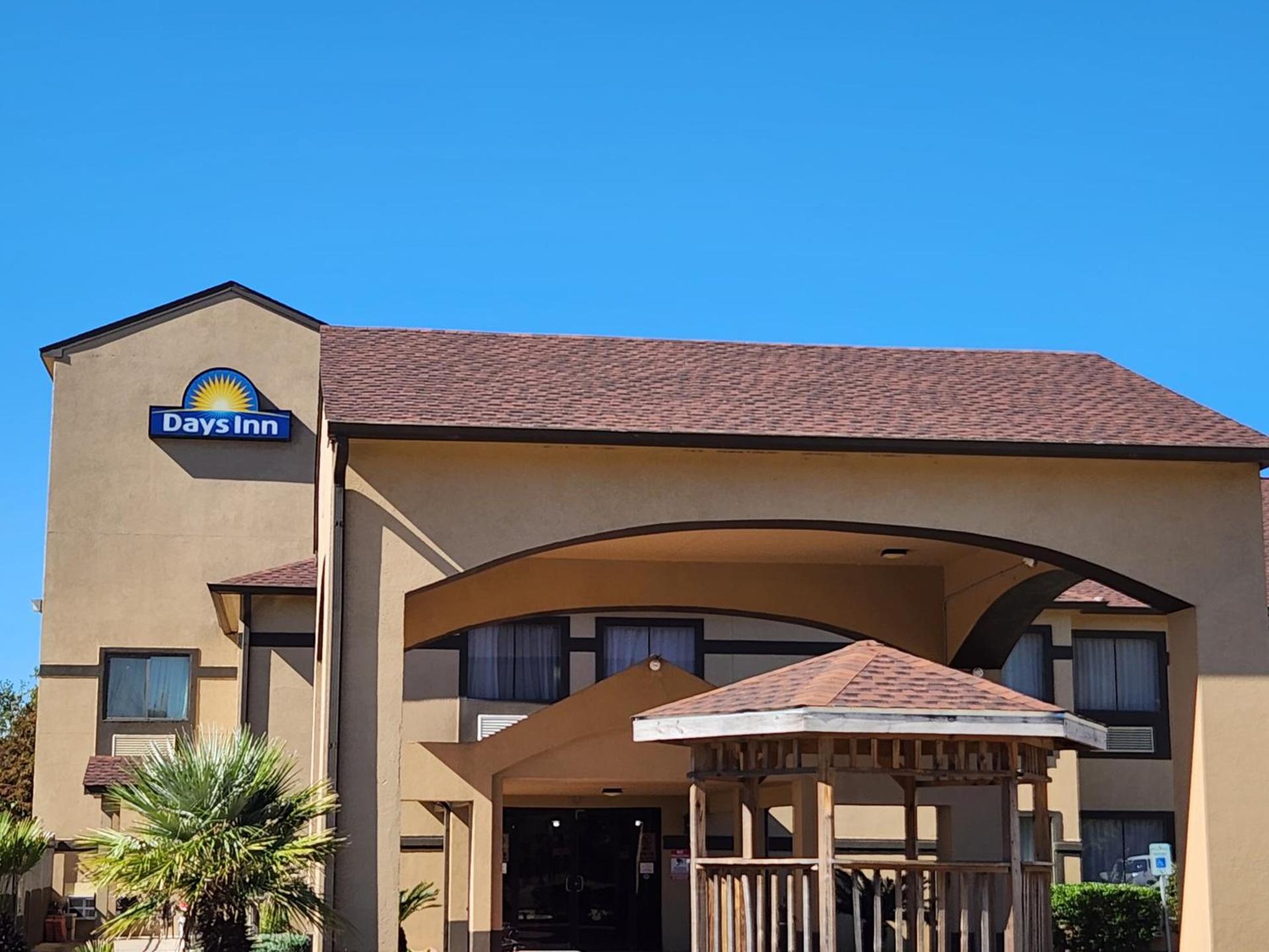 Days Inn by Wyndham Lumberton photo 11