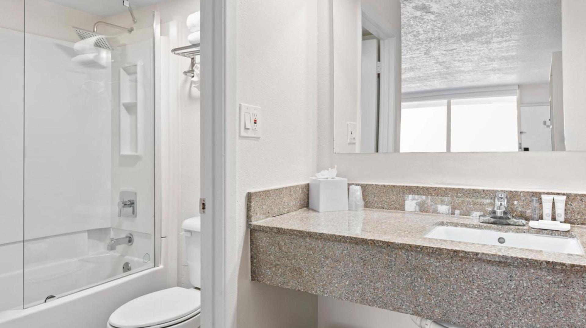 Baymont by Wyndham Jacksonville Airport photo 19