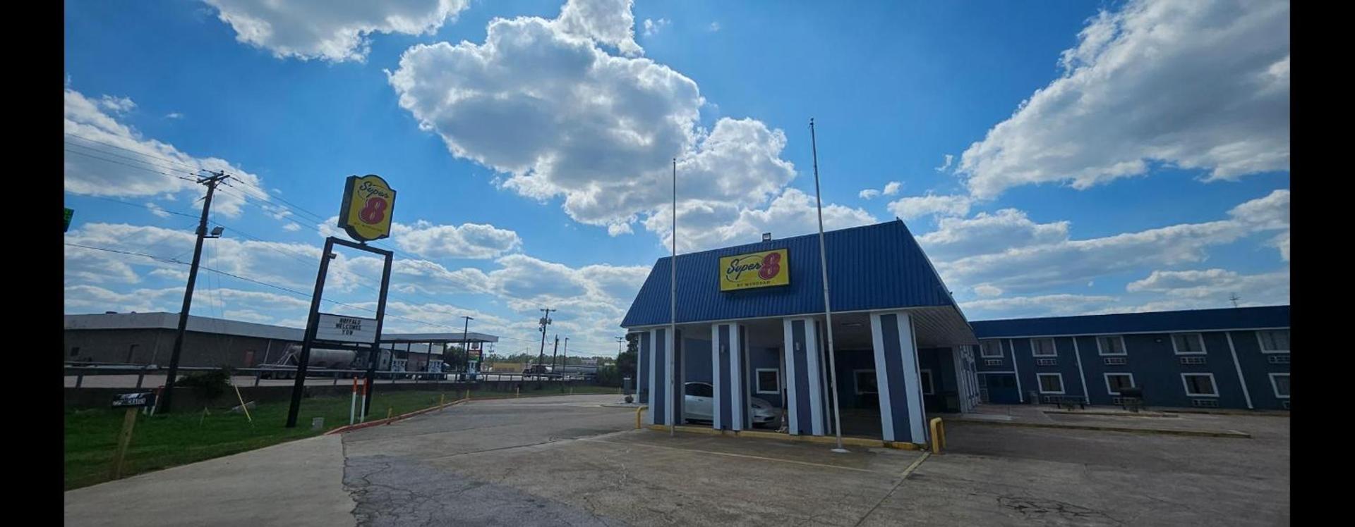 Super 8 by Wyndham Buffalo photo 32
