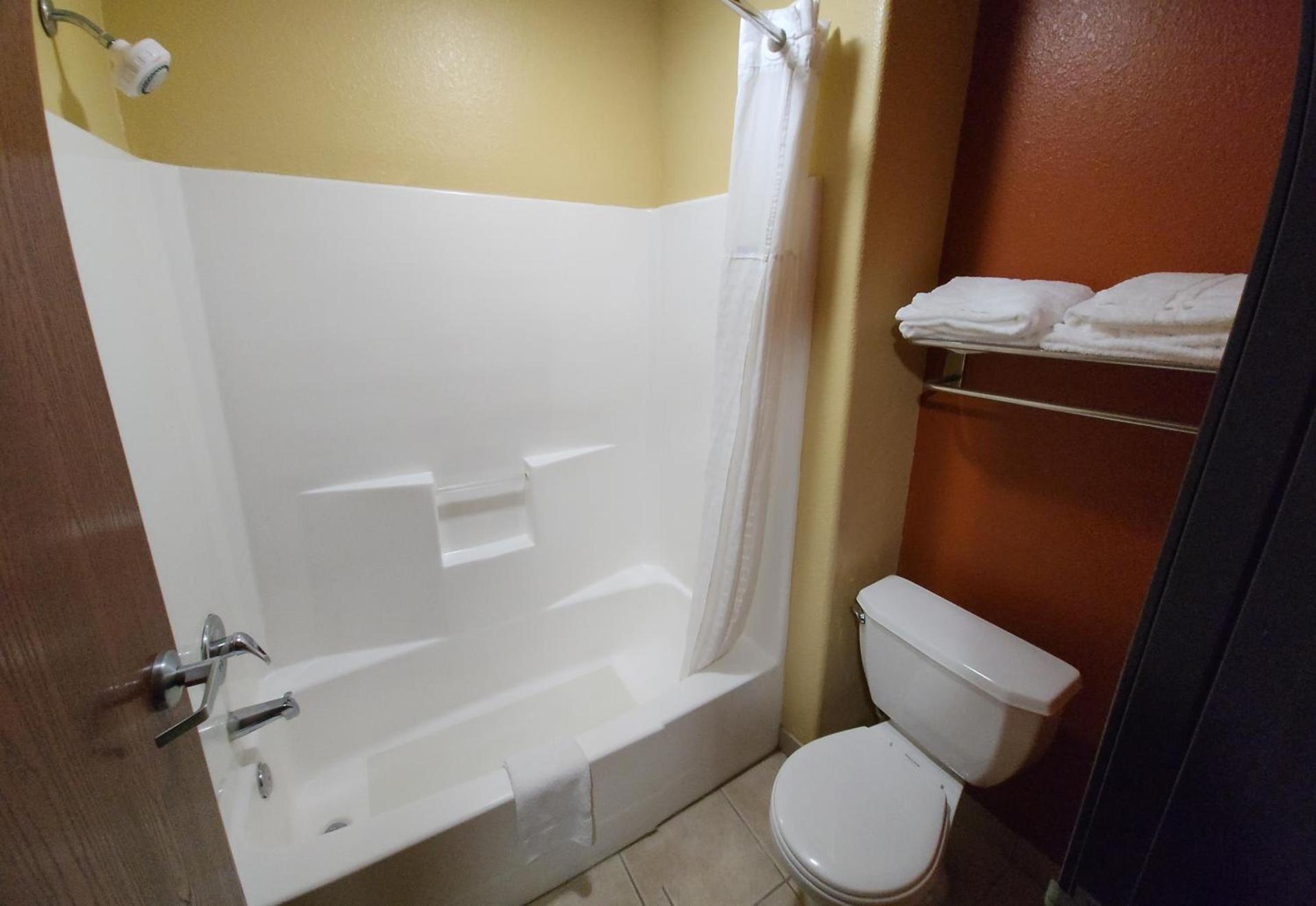 Days Inn by Wyndham Lumberton photo 24