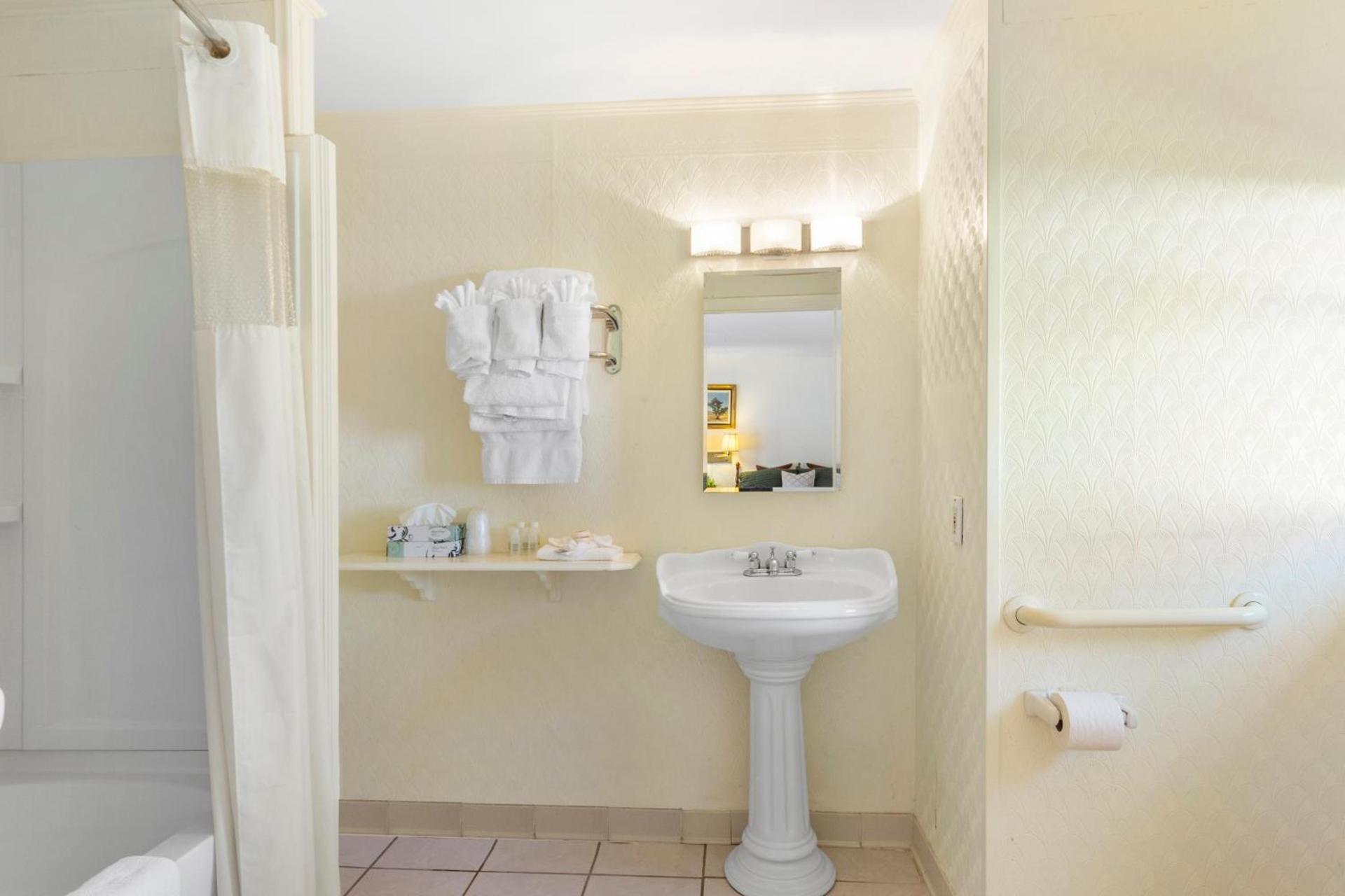 Blue Spruce Inn & Suites photo 11