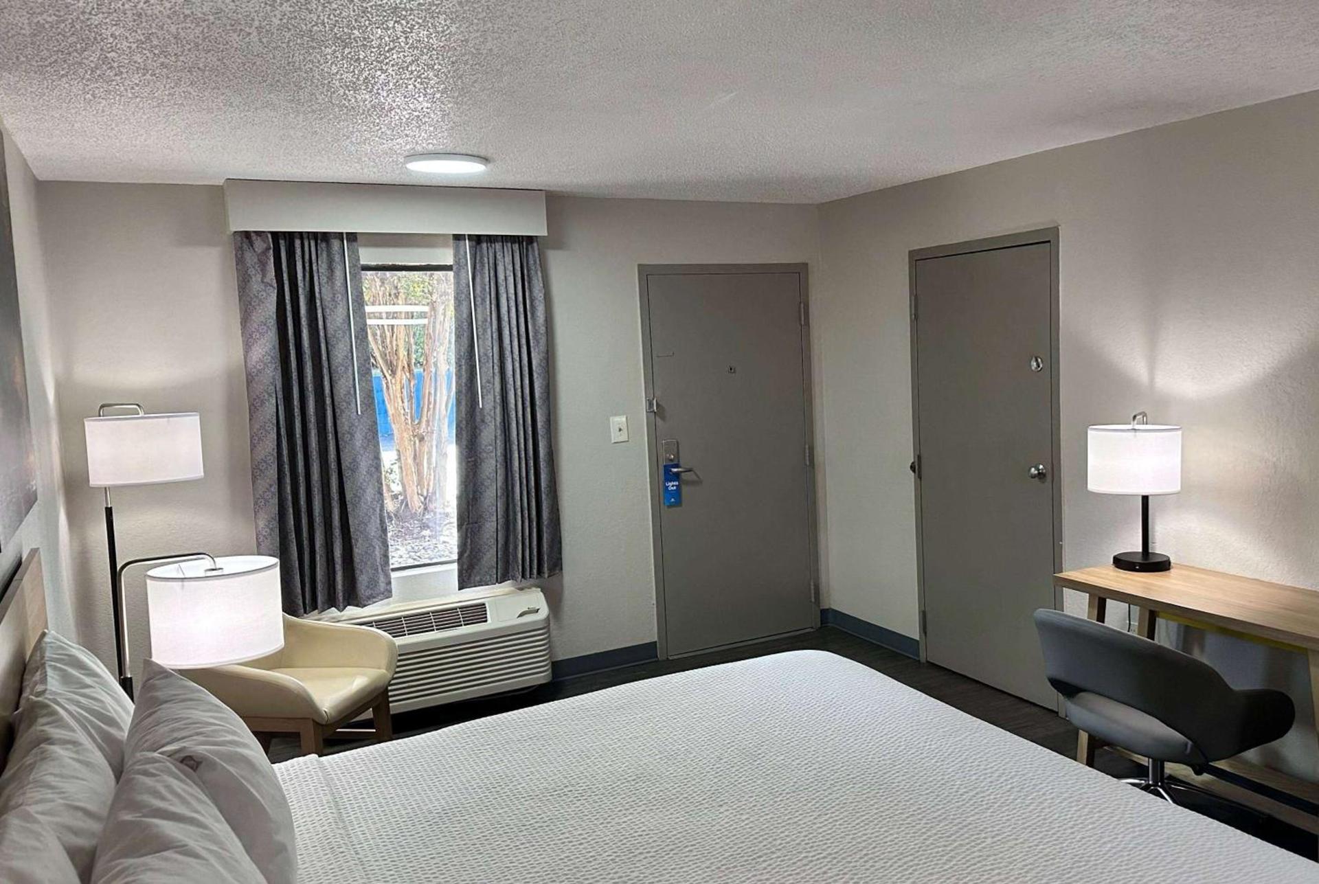 Days Inn by Wyndham Columbia NE Fort Jackson photo 8