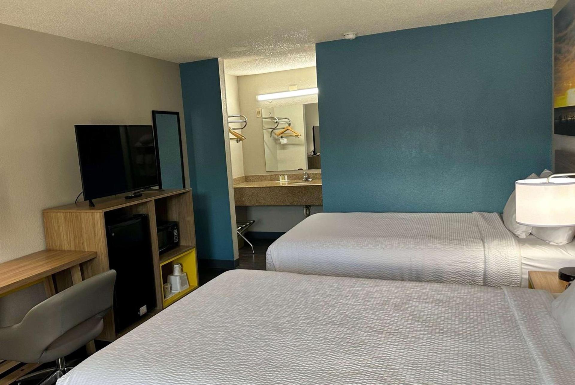 Days Inn by Wyndham Columbia NE Fort Jackson photo 13