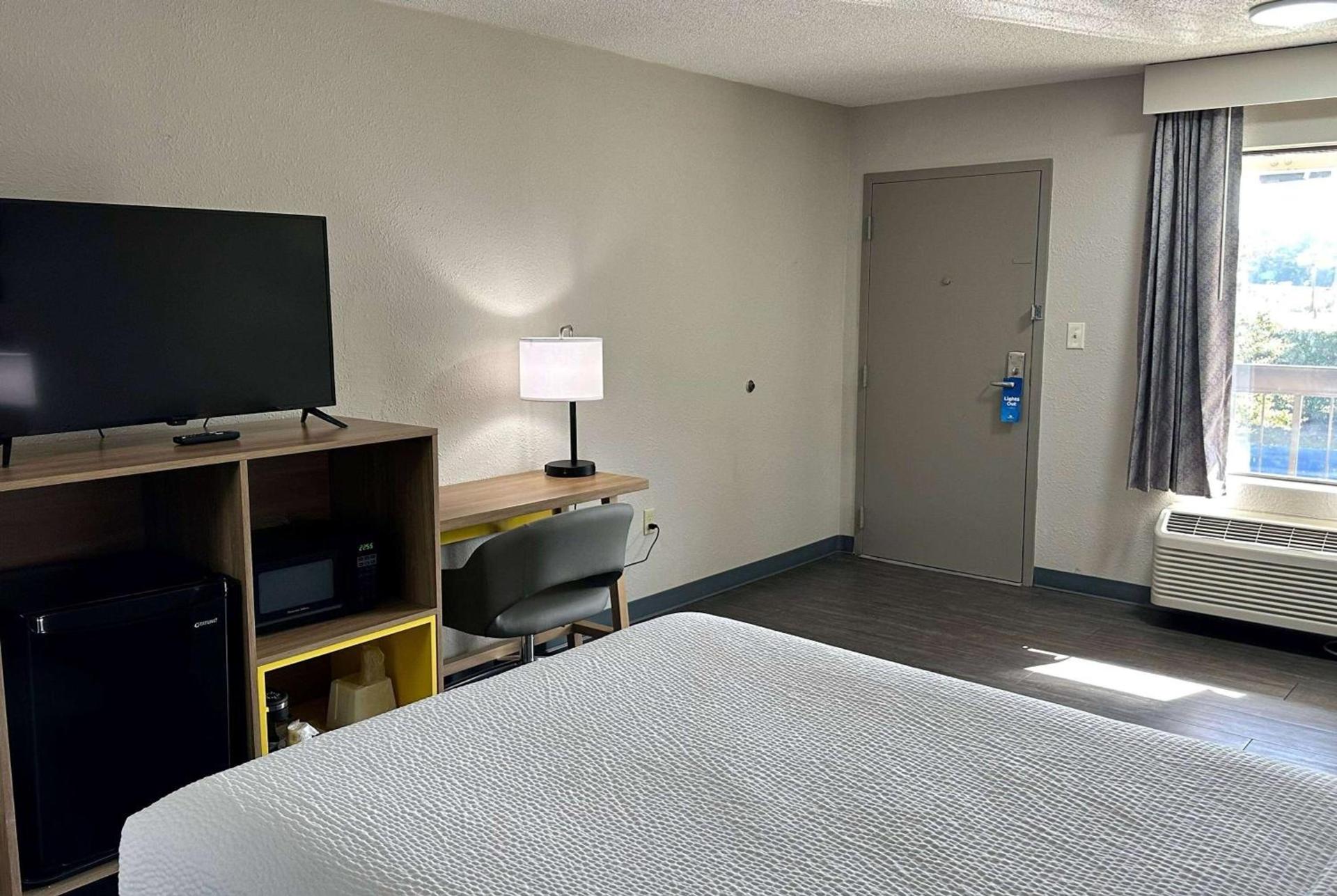 Days Inn by Wyndham Columbia NE Fort Jackson photo 14