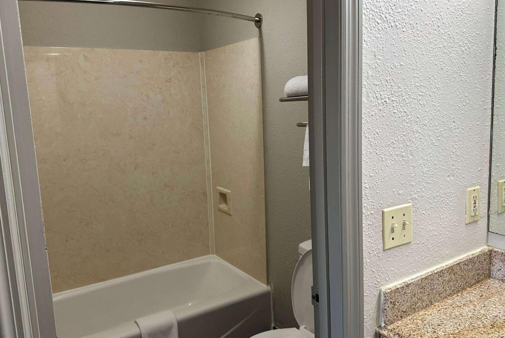 Days Inn by Wyndham Columbia NE Fort Jackson photo 16