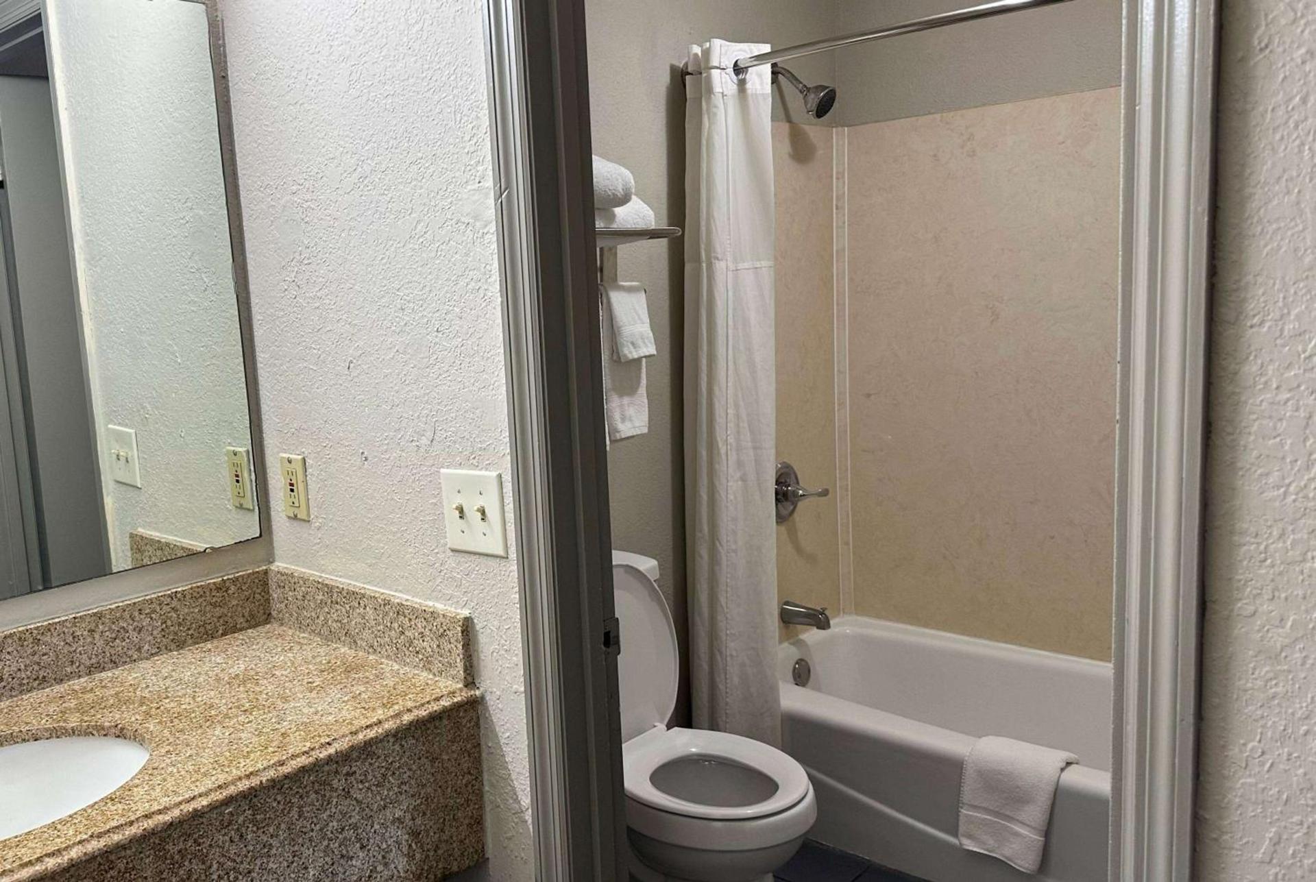 Days Inn by Wyndham Columbia NE Fort Jackson photo 15