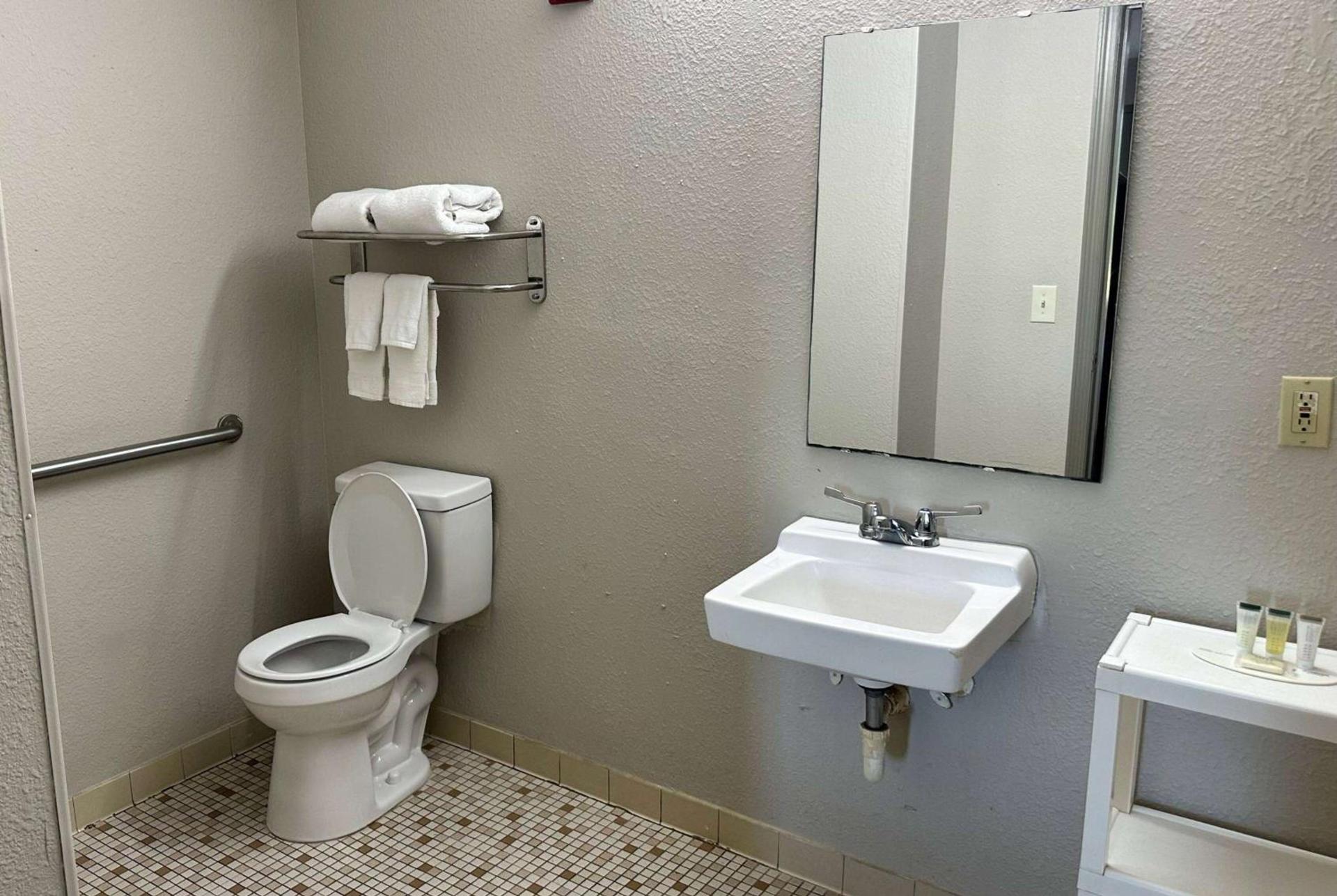 Days Inn by Wyndham Columbia NE Fort Jackson photo 17