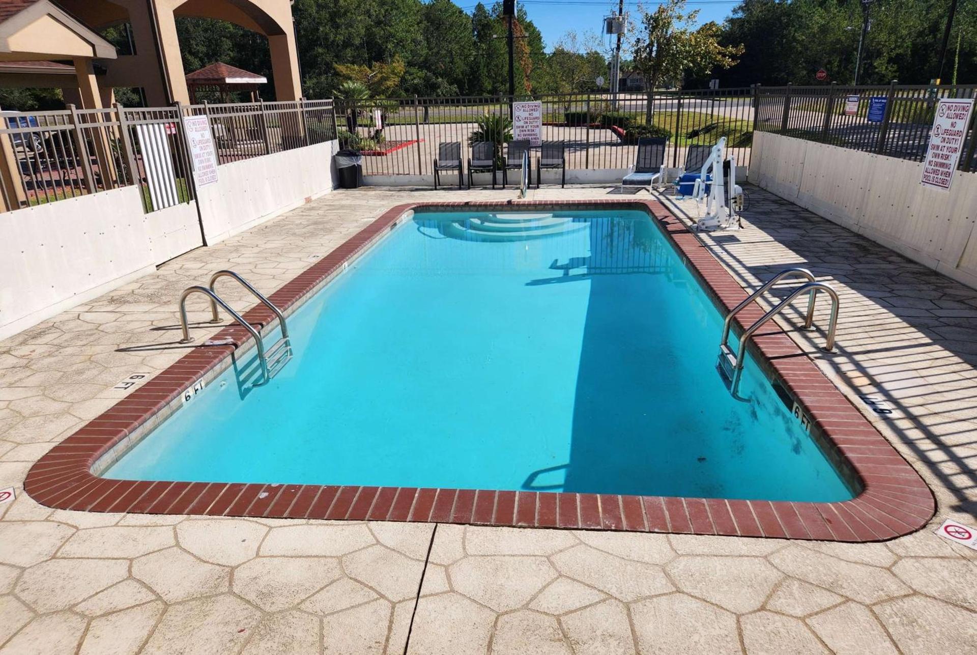 Days Inn by Wyndham Lumberton photo 3