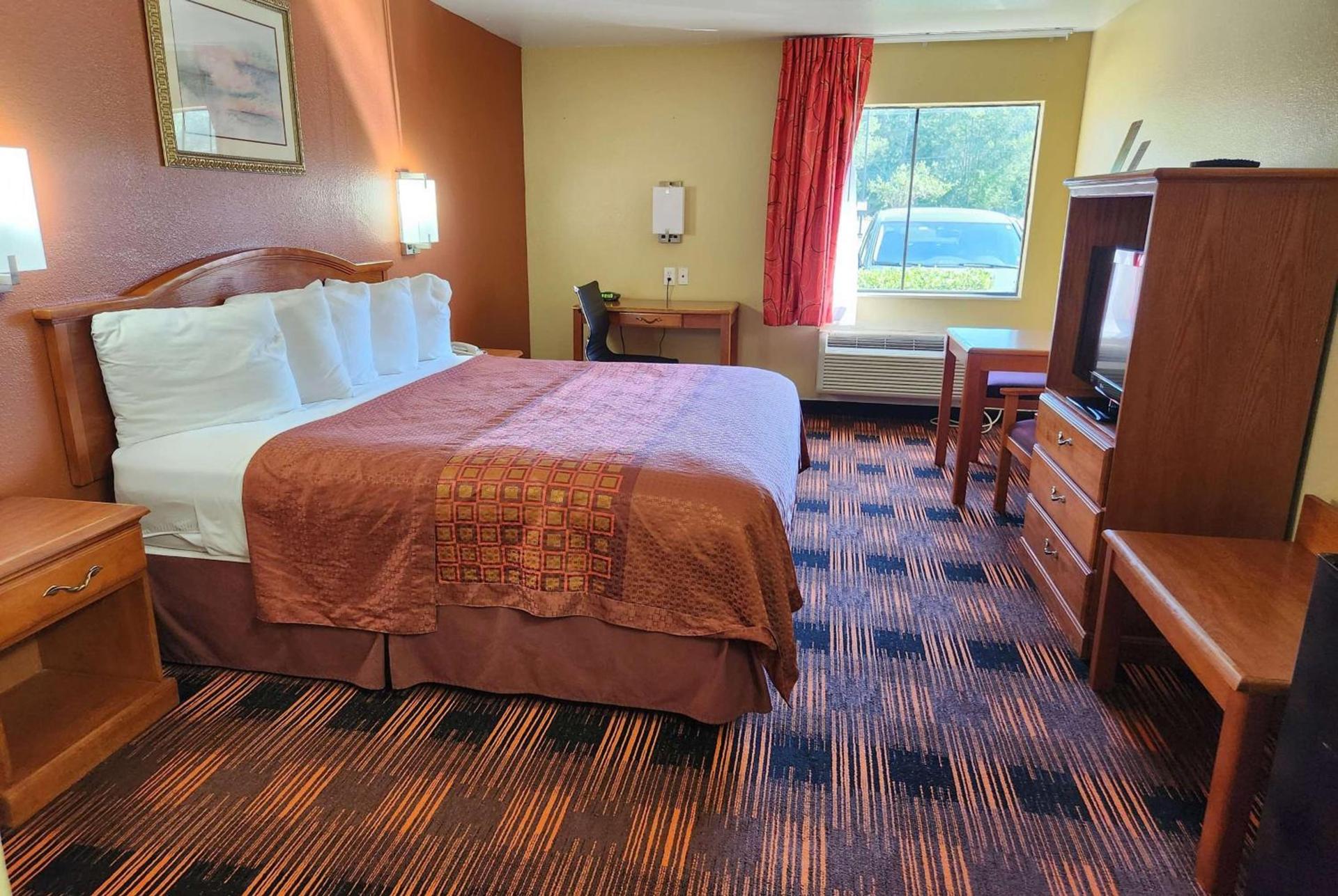 Days Inn by Wyndham Lumberton photo 6