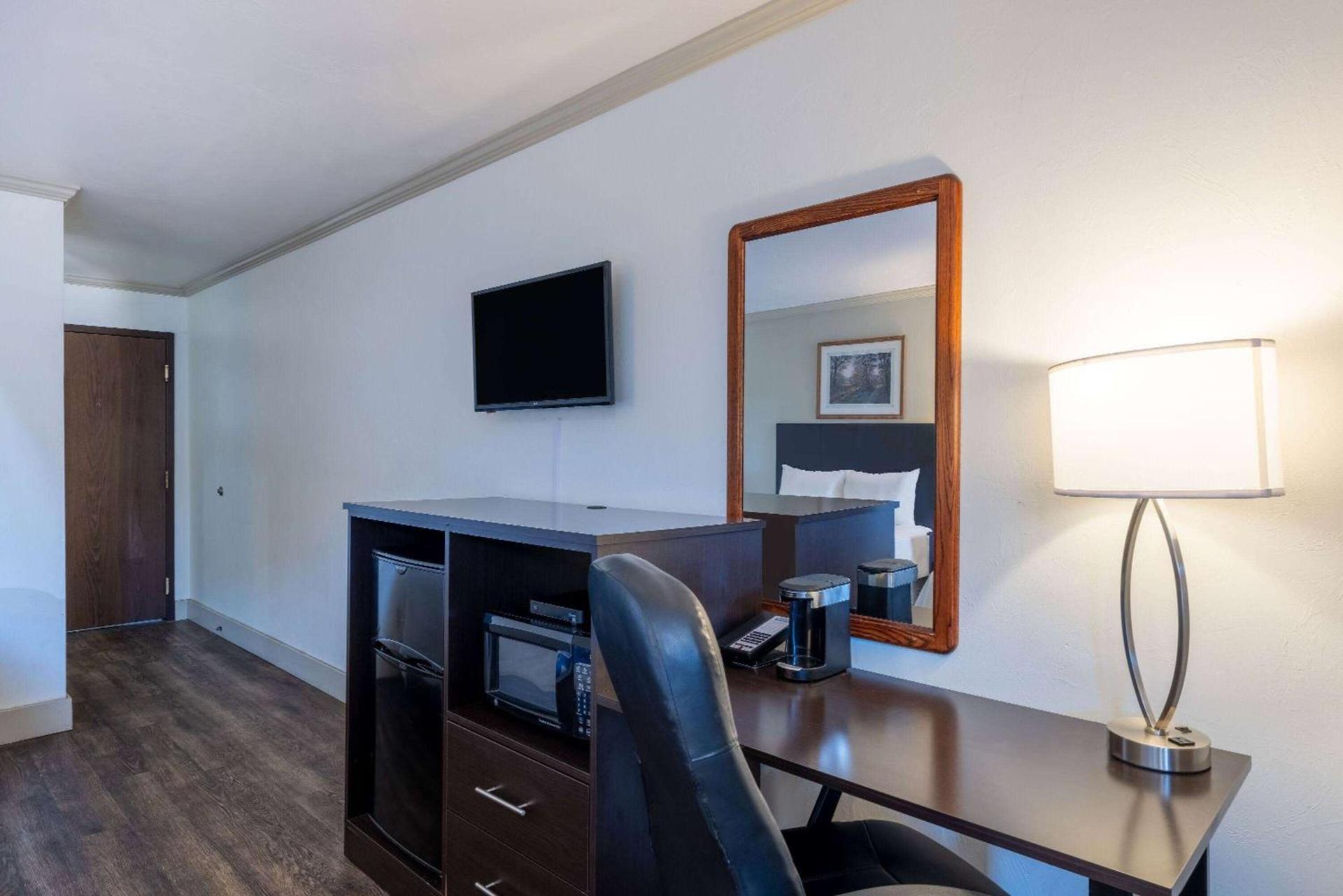 Travelodge by Wyndham Livingston photo 13
