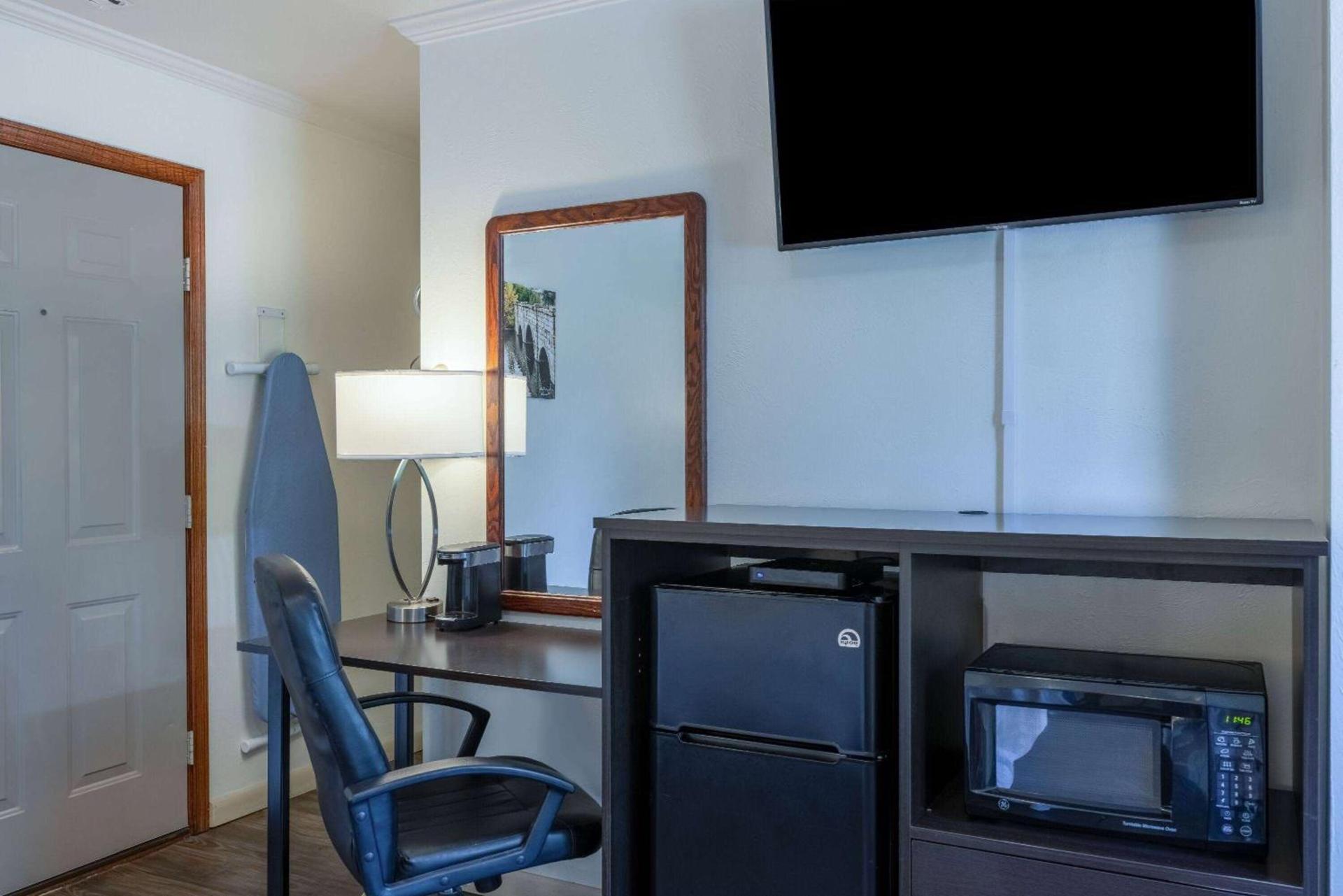 Travelodge by Wyndham Livingston photo 27