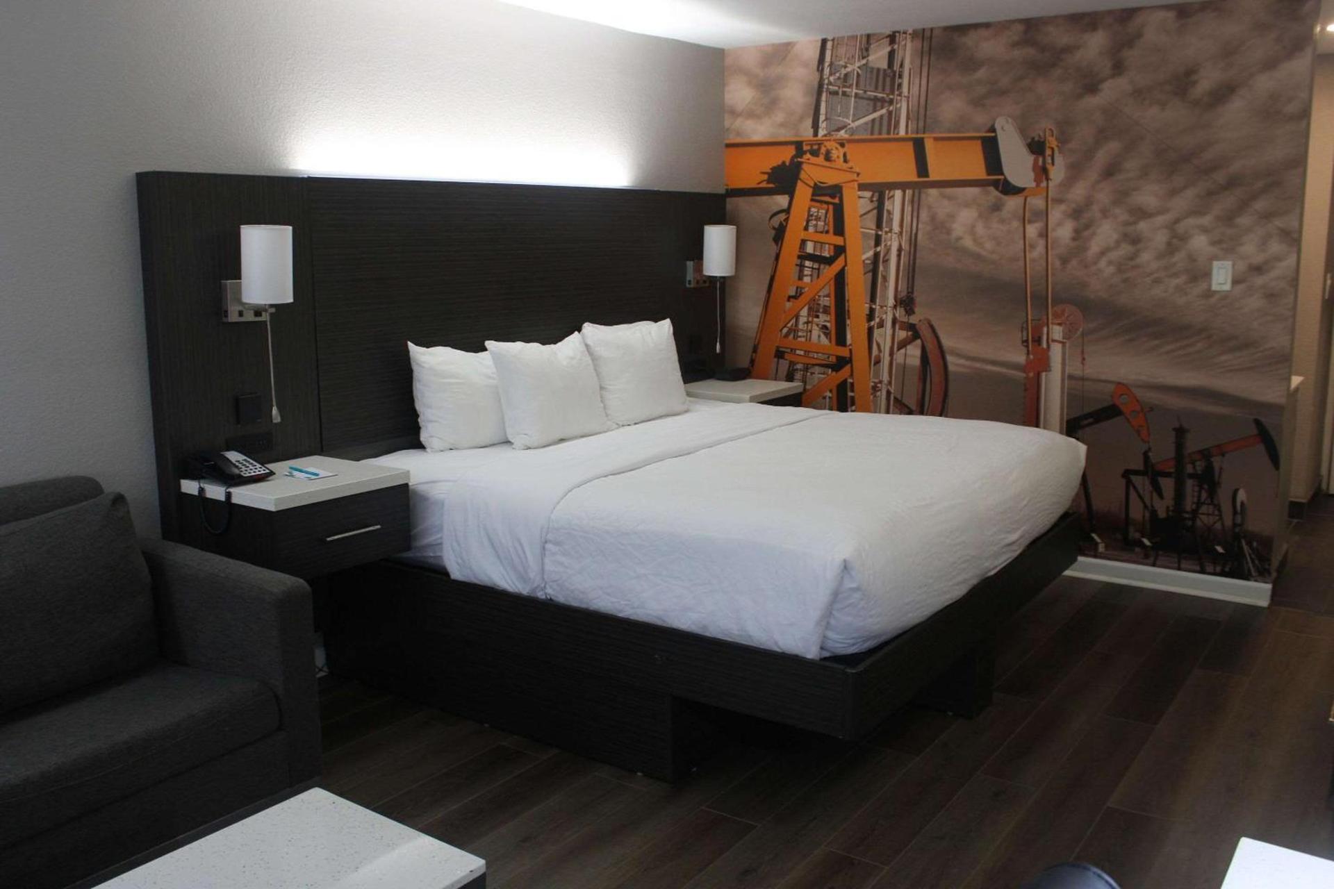 Clarion Pointe Marshall photo 12