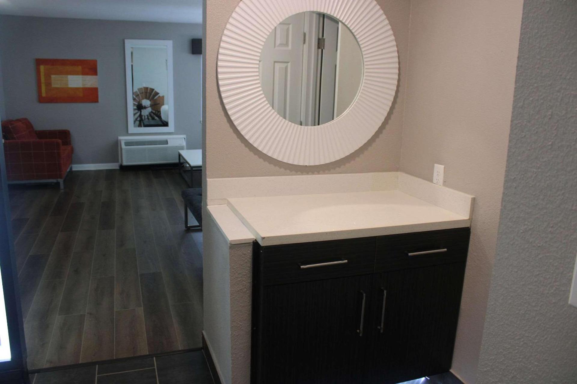 Clarion Pointe Marshall photo 16