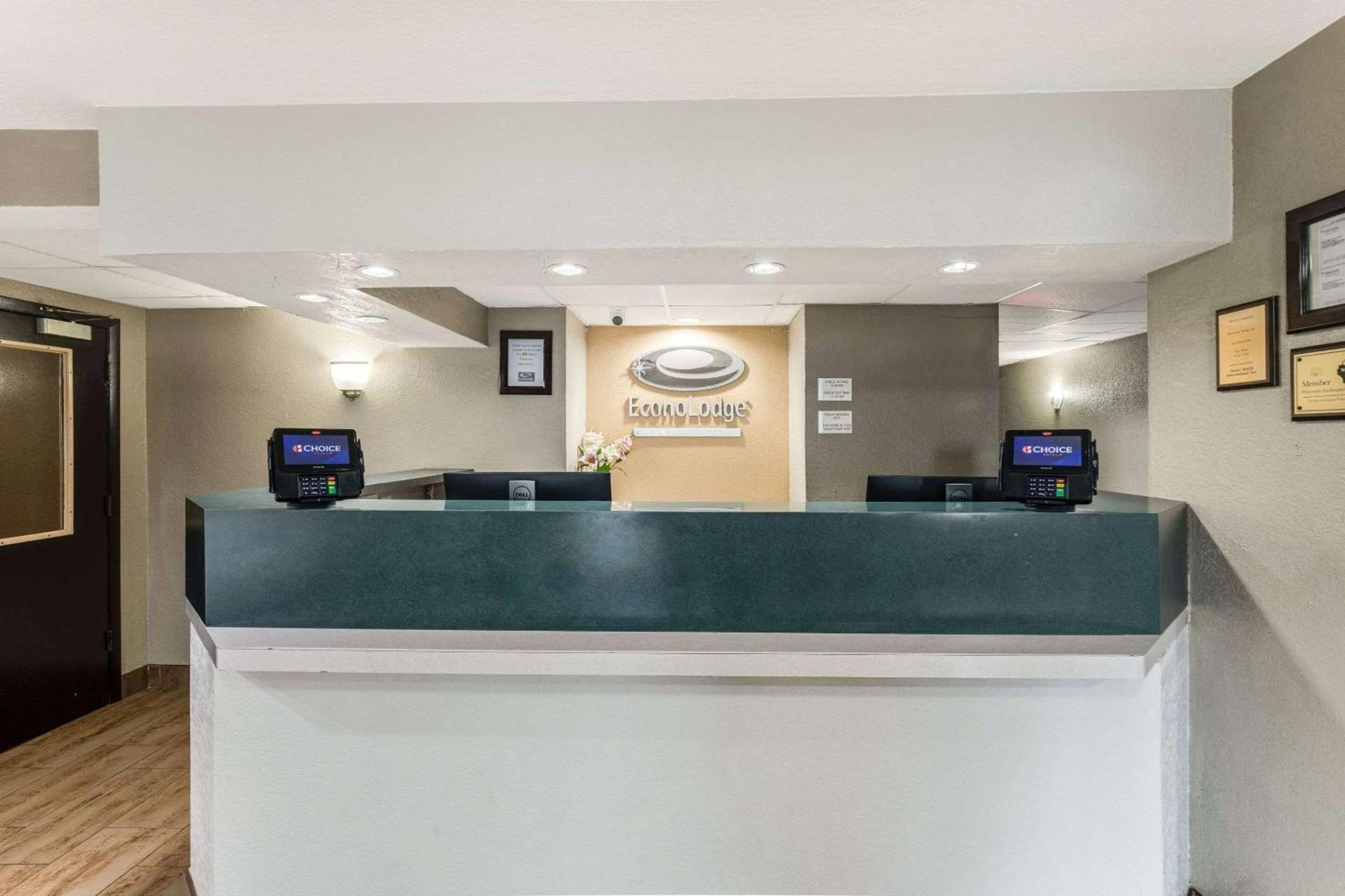 Econo Lodge Madison East photo 4