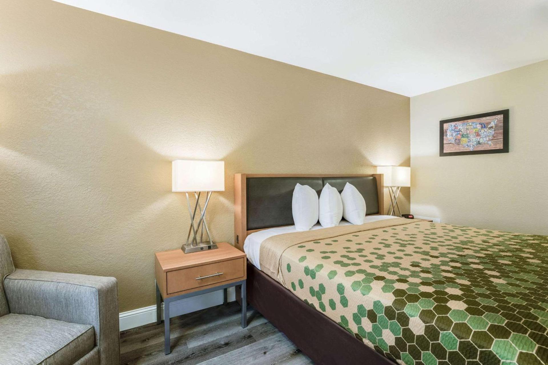 Econo Lodge Madison East photo 13