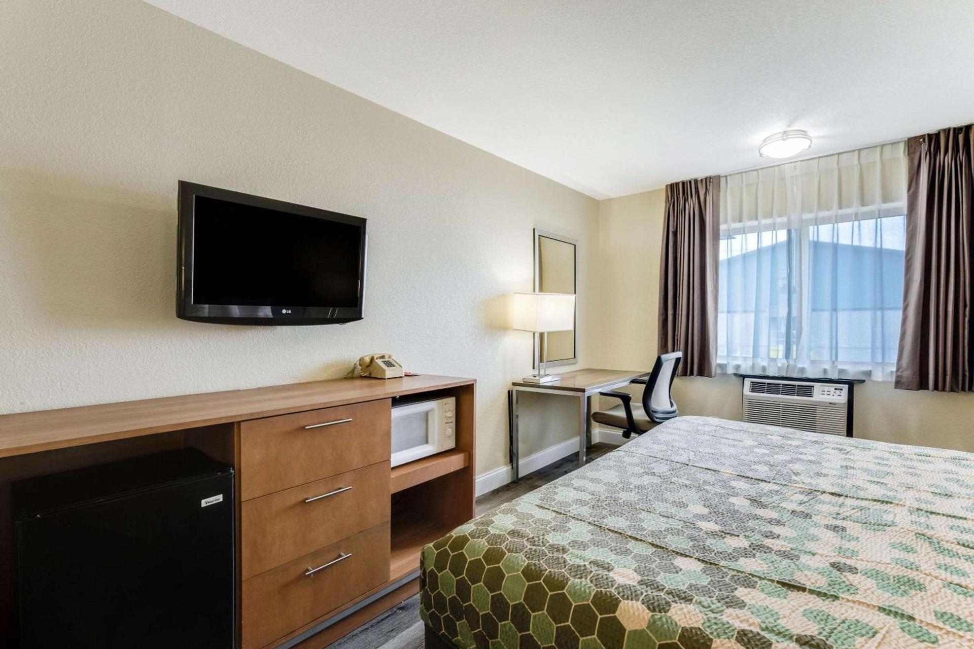 Econo Lodge Madison East photo 15